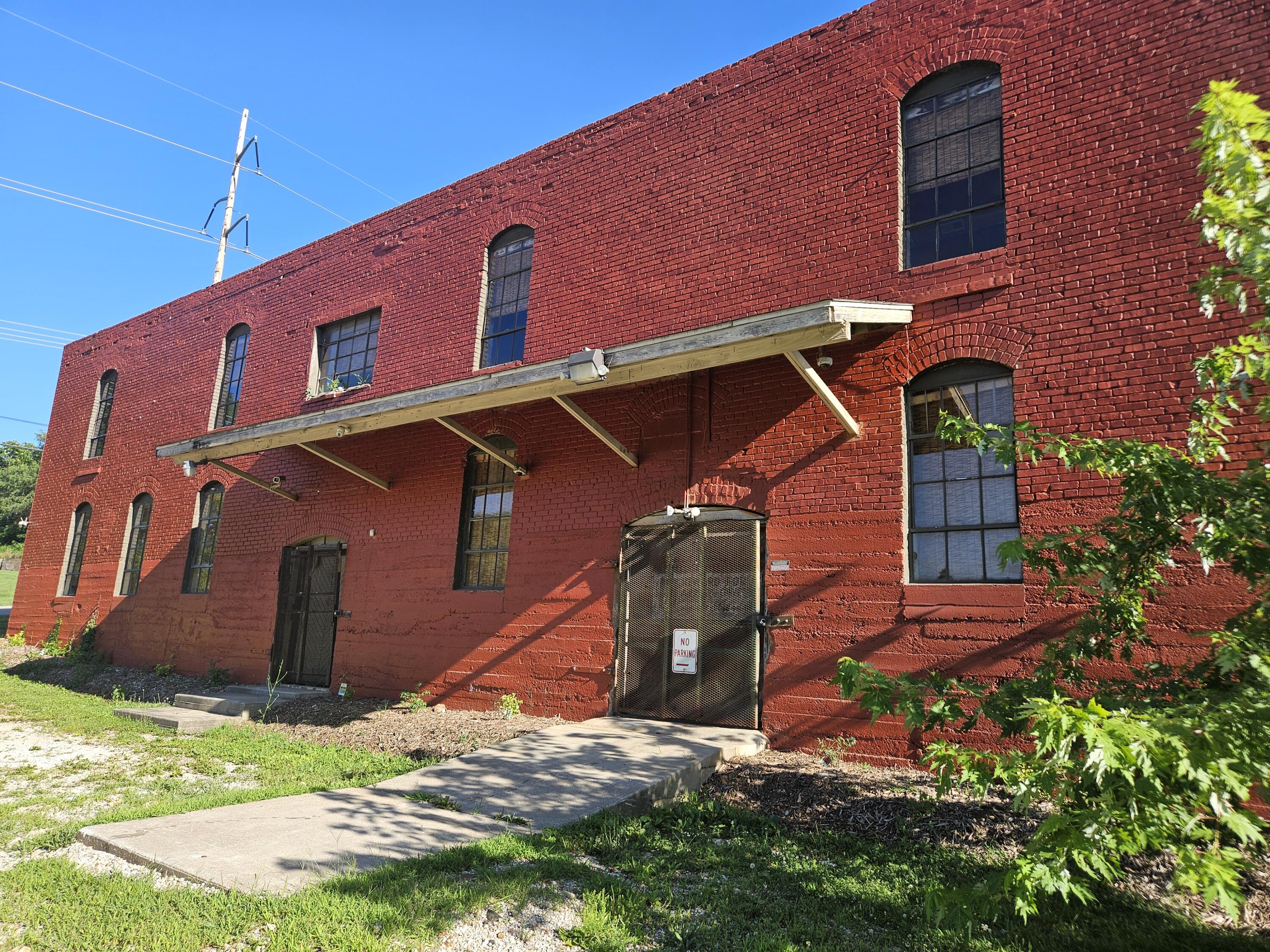 1303 West College Street Property Photo 5