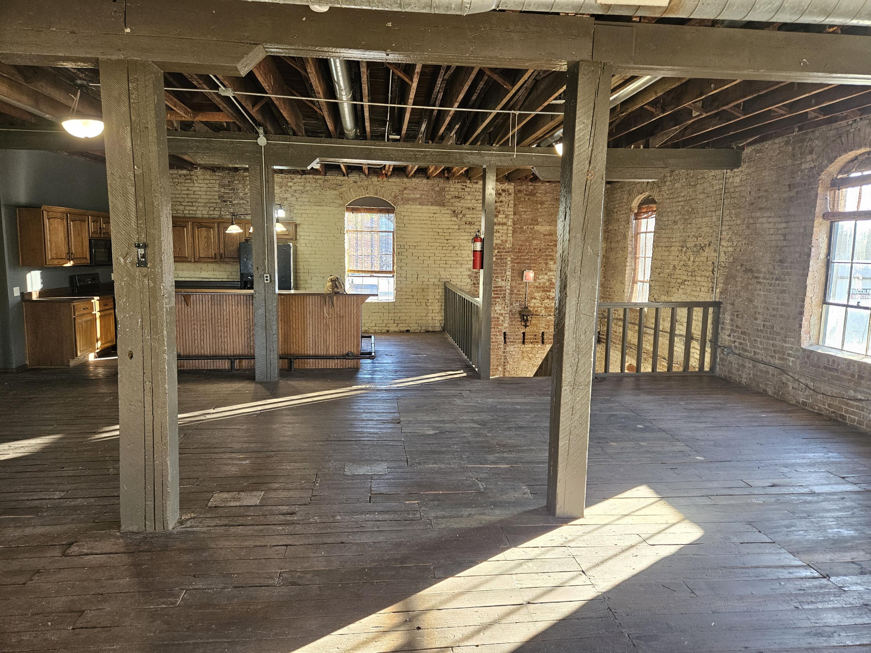 1303 West College Street Property Photo 14