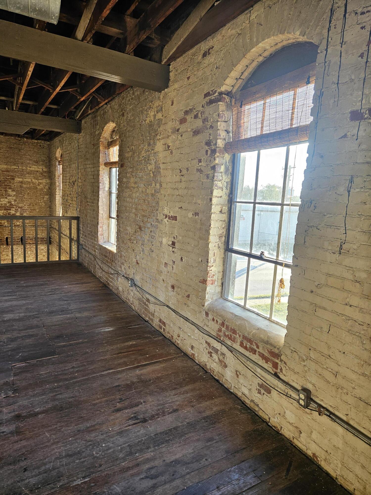 1303 West College Street Property Photo 18