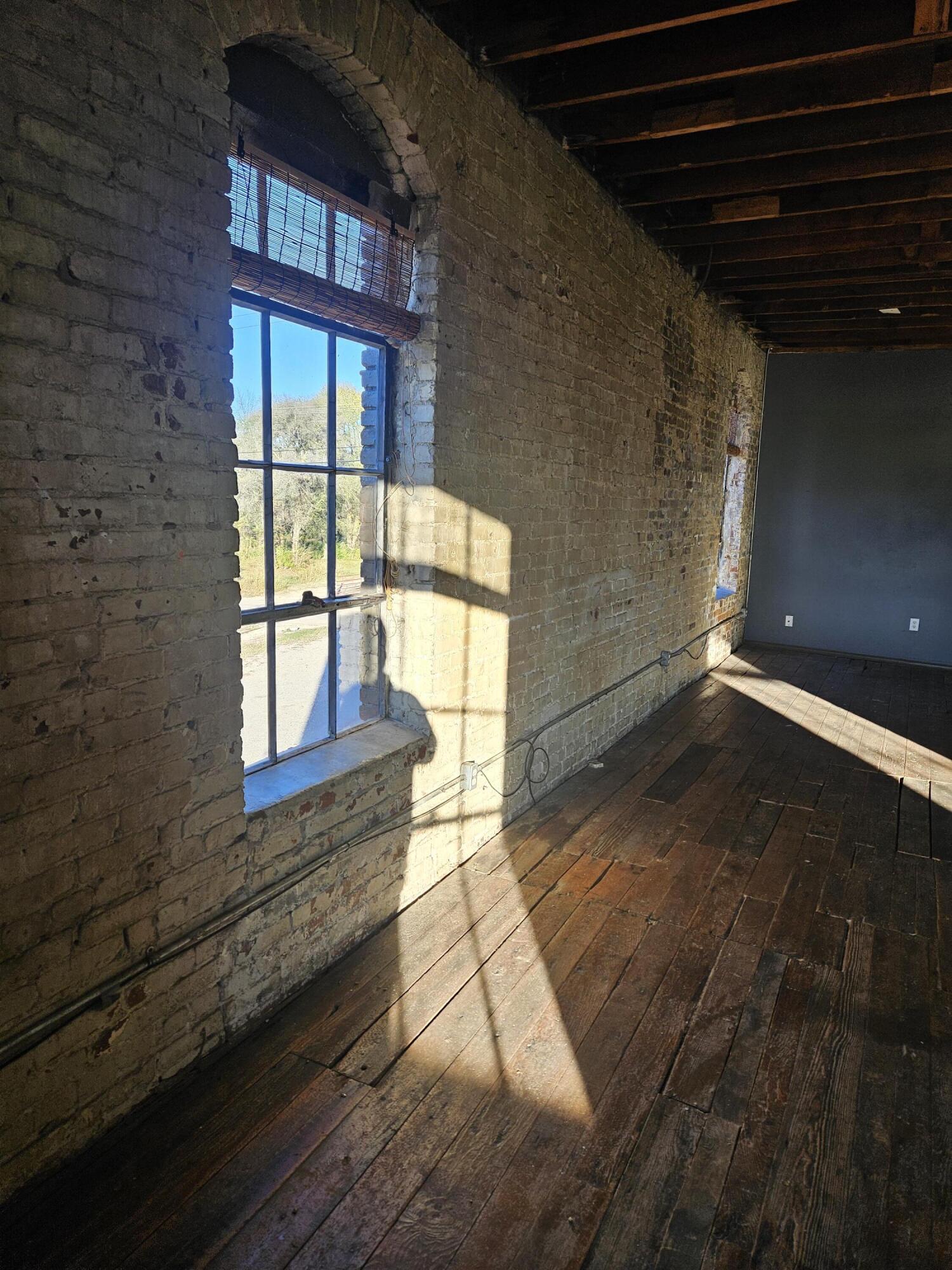 1303 West College Street Property Photo 23