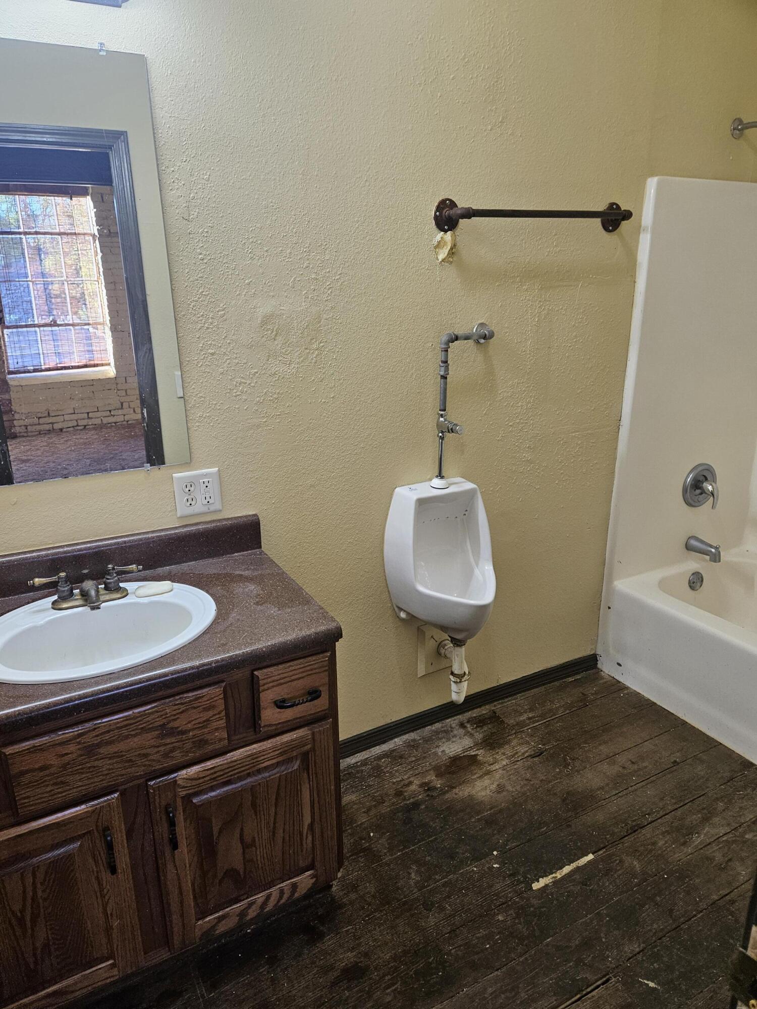 1303 West College Street Property Photo 24