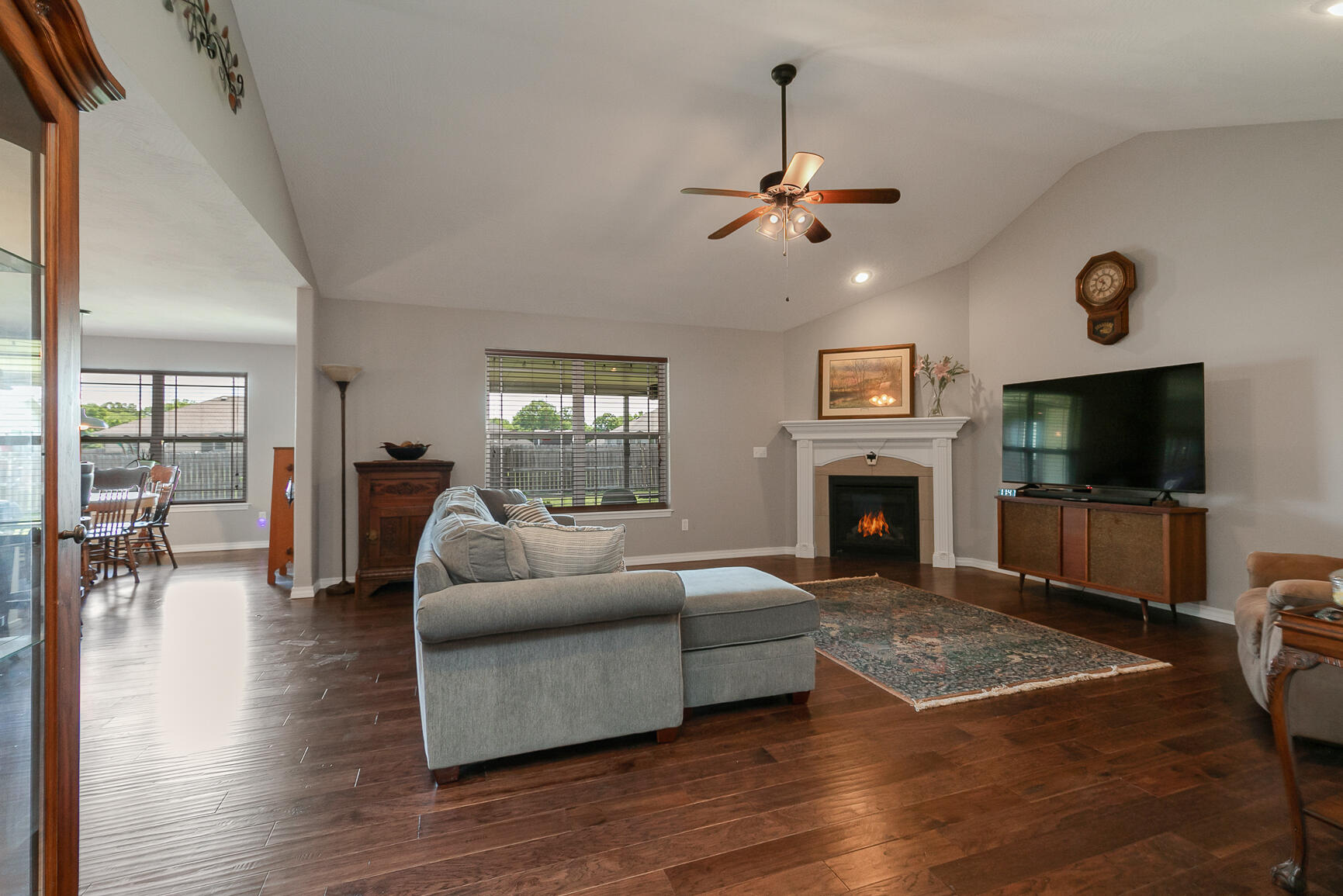 1918 North Brook Hollow Drive Property Photo 3