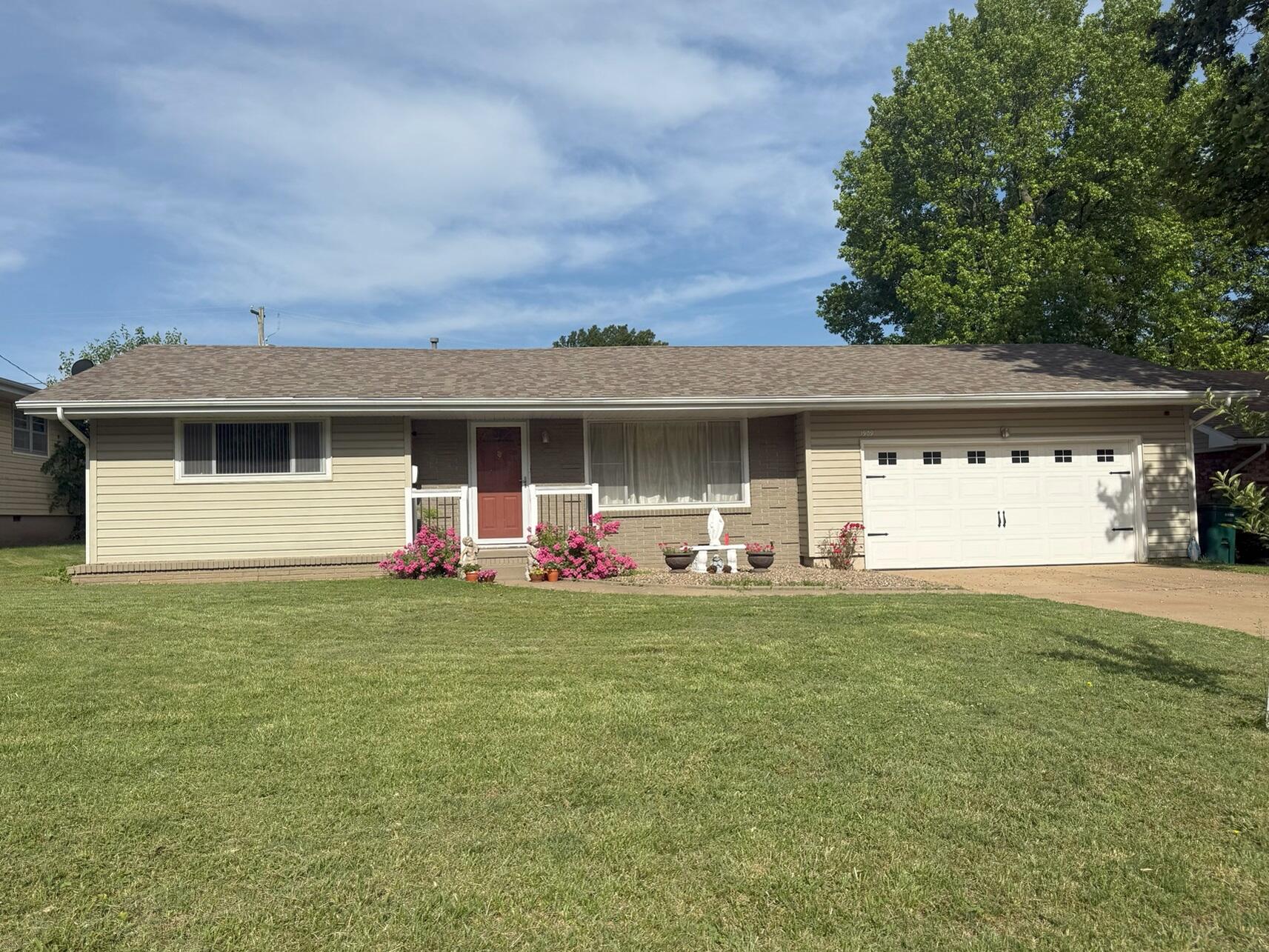 1909 South Nettleton Avenue Property Photo