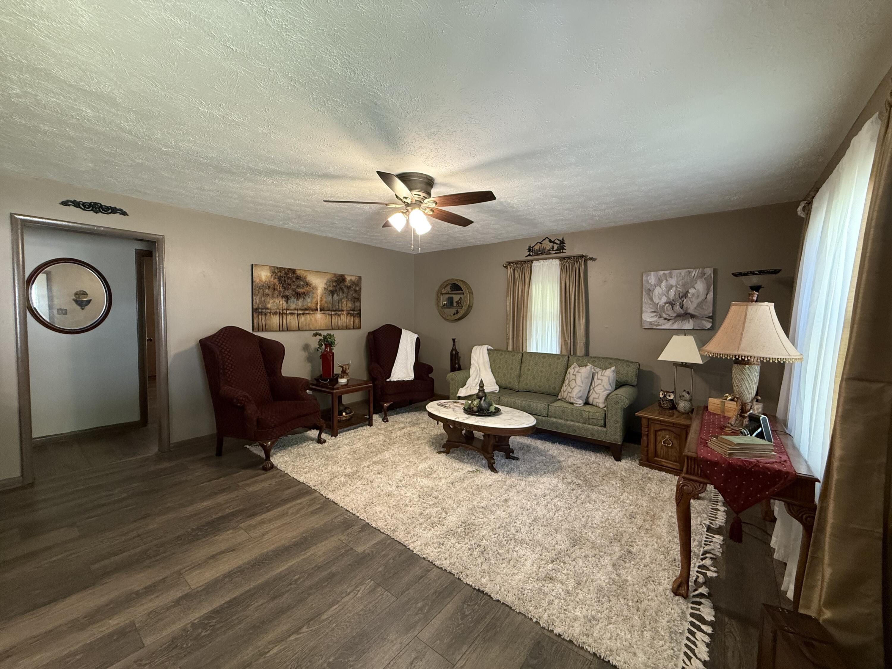 302 East Lindberg Street Property Photo 2
