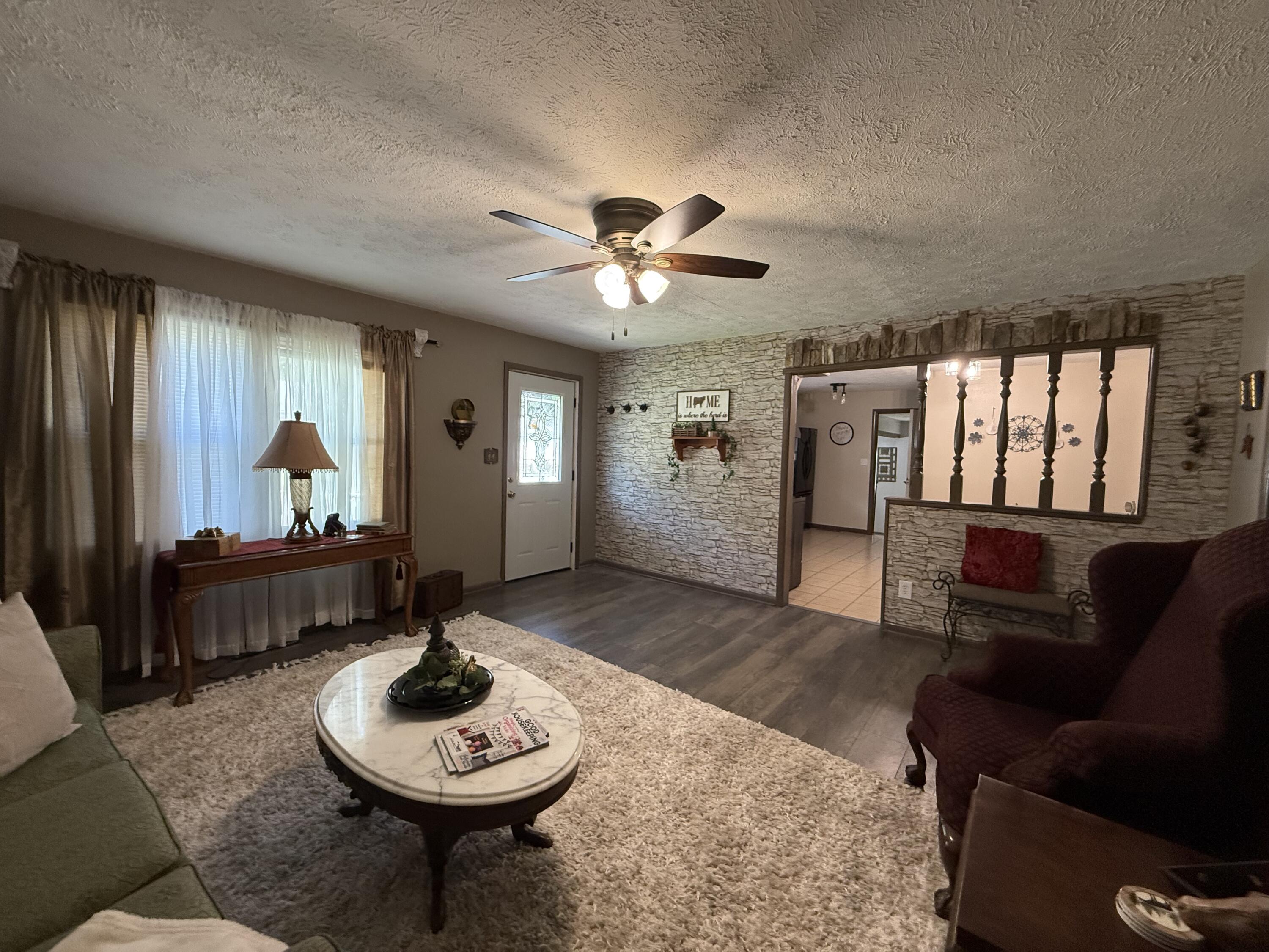 302 East Lindberg Street Property Photo 4
