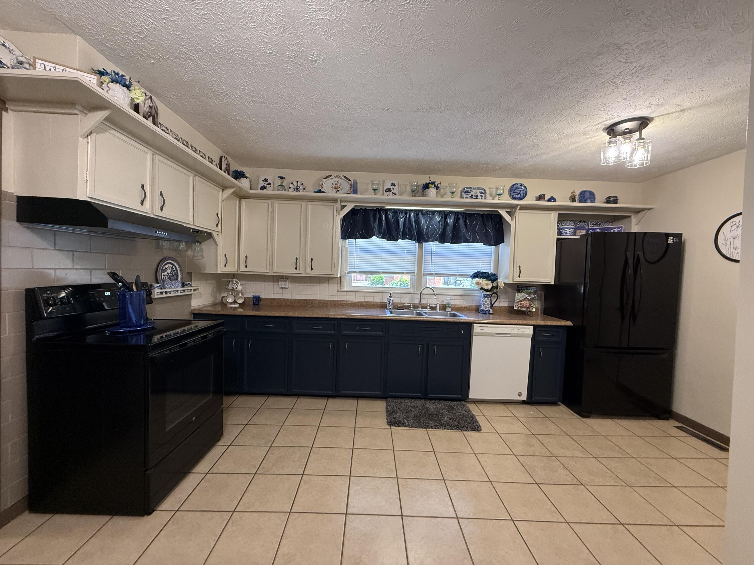 302 East Lindberg Street Property Photo 6