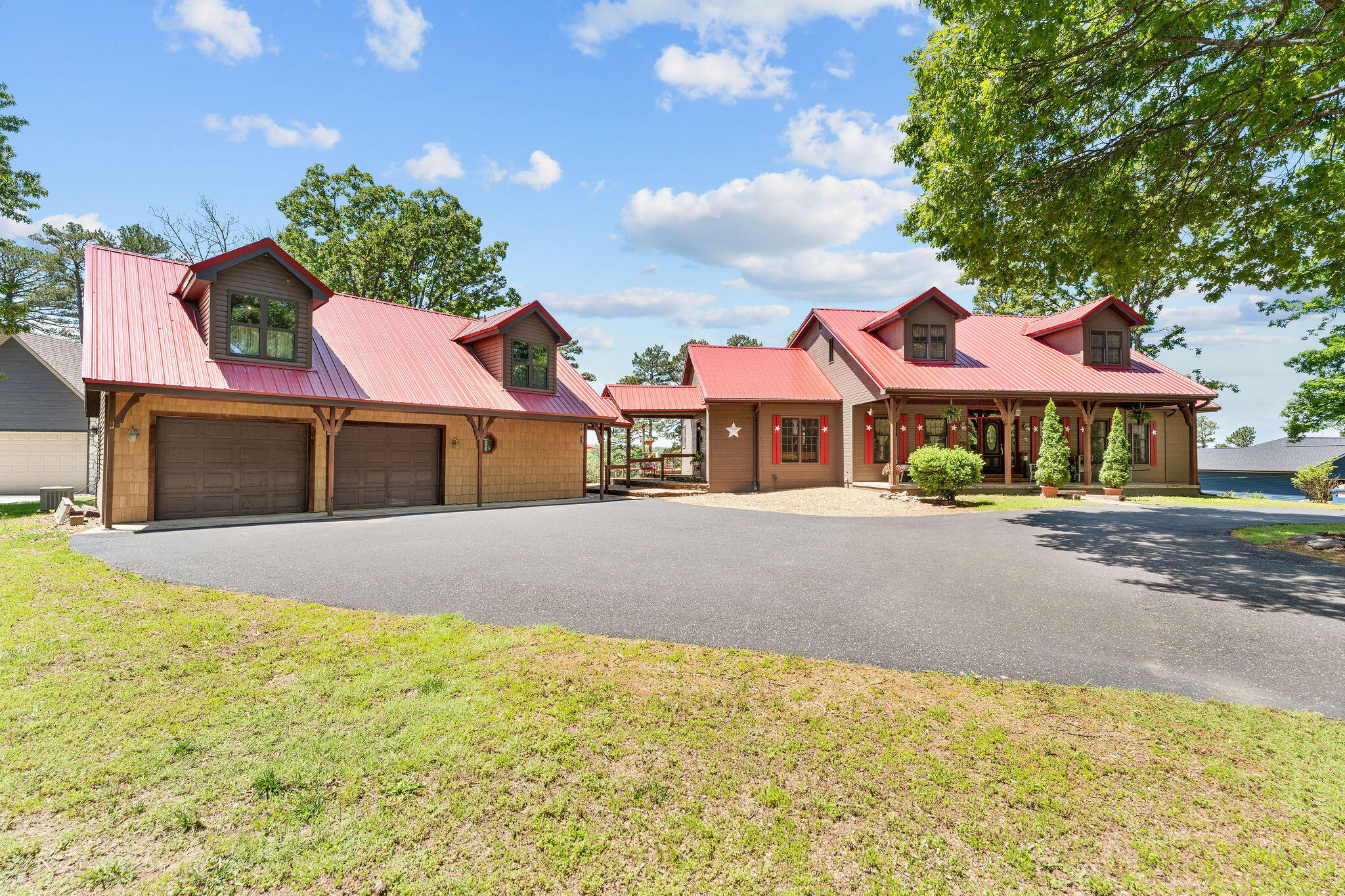 27059 Pine Bluff Lane Property Photo 3