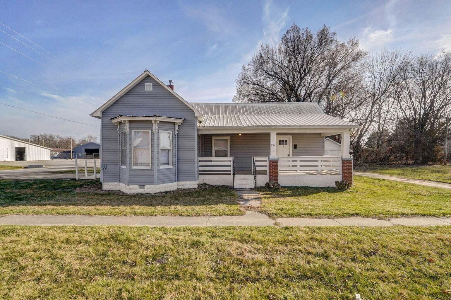252 Commercial Street Property Photo