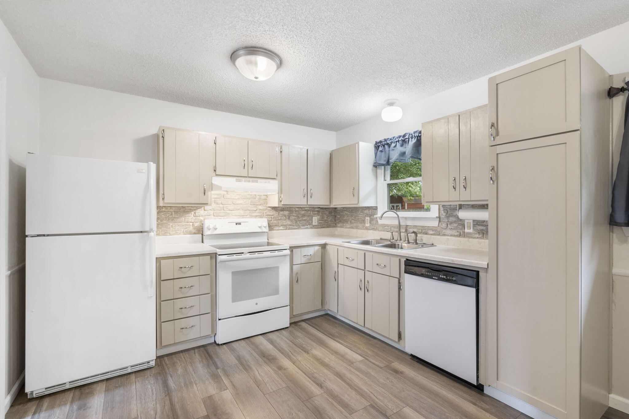 127 Wilson Way Property Photo 10