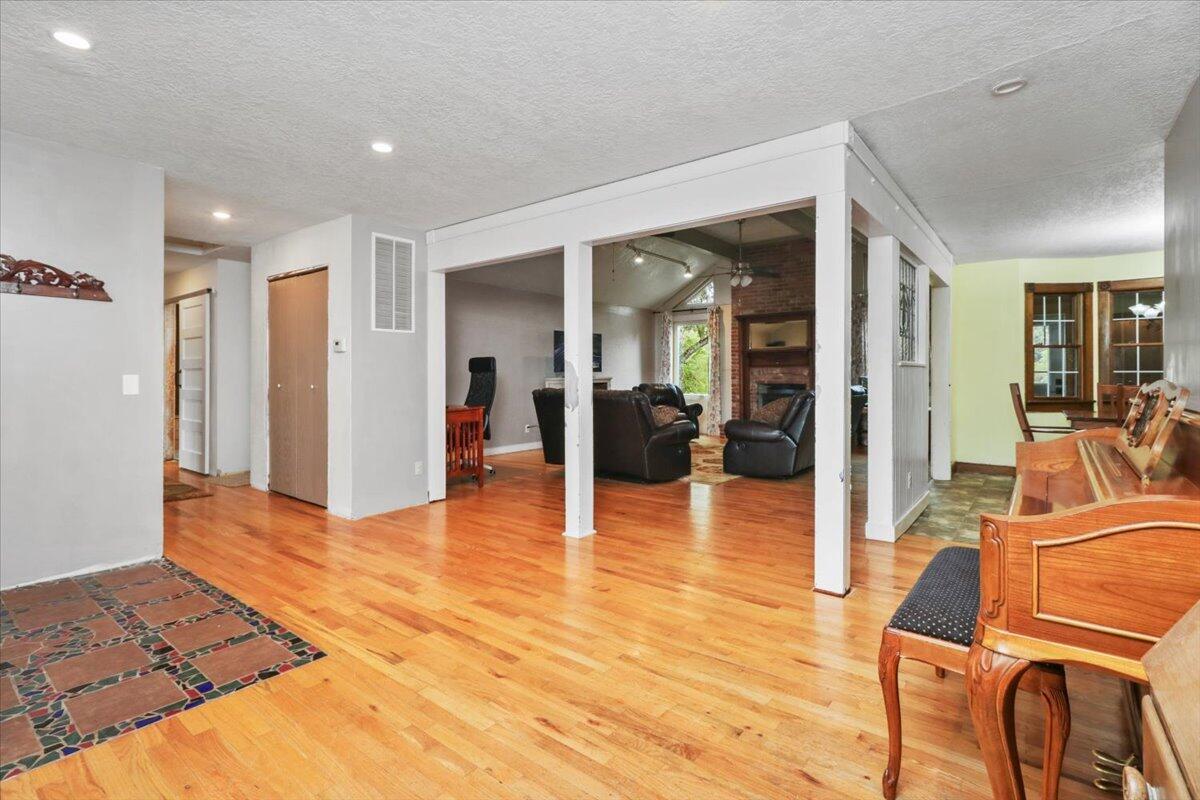 8495 Highway N Property Photo 6