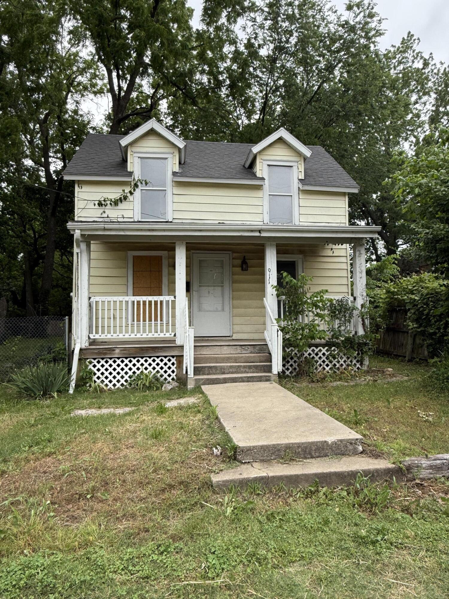 911 West Locust Street Property Photo 1