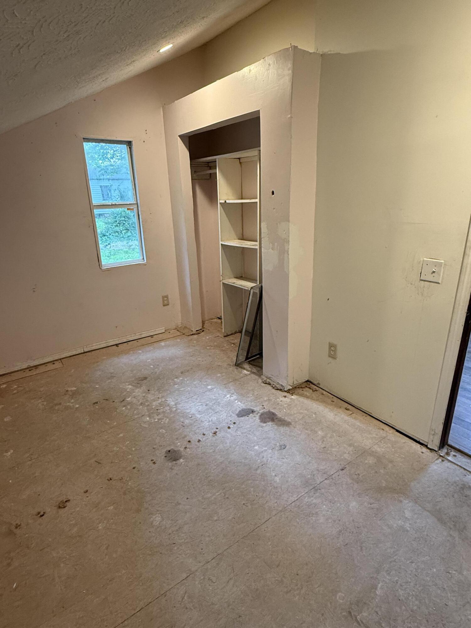 911 West Locust Street Property Photo 14