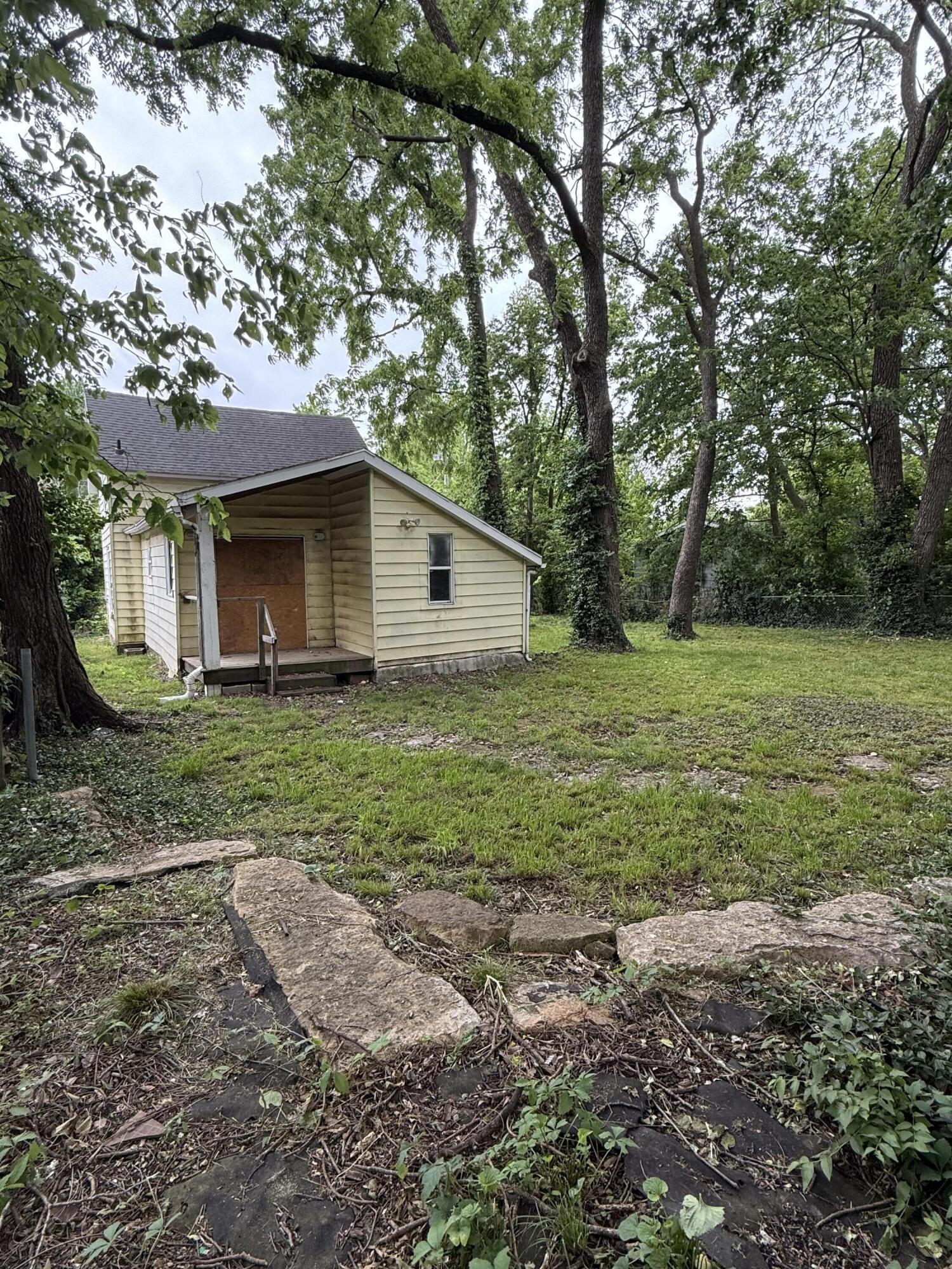 911 West Locust Street Property Photo 18