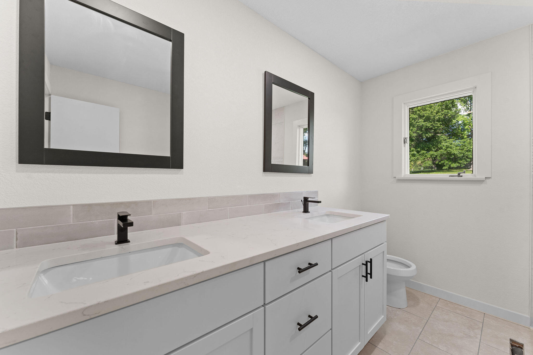 25609 Hillcrest Drive Property Photo 16