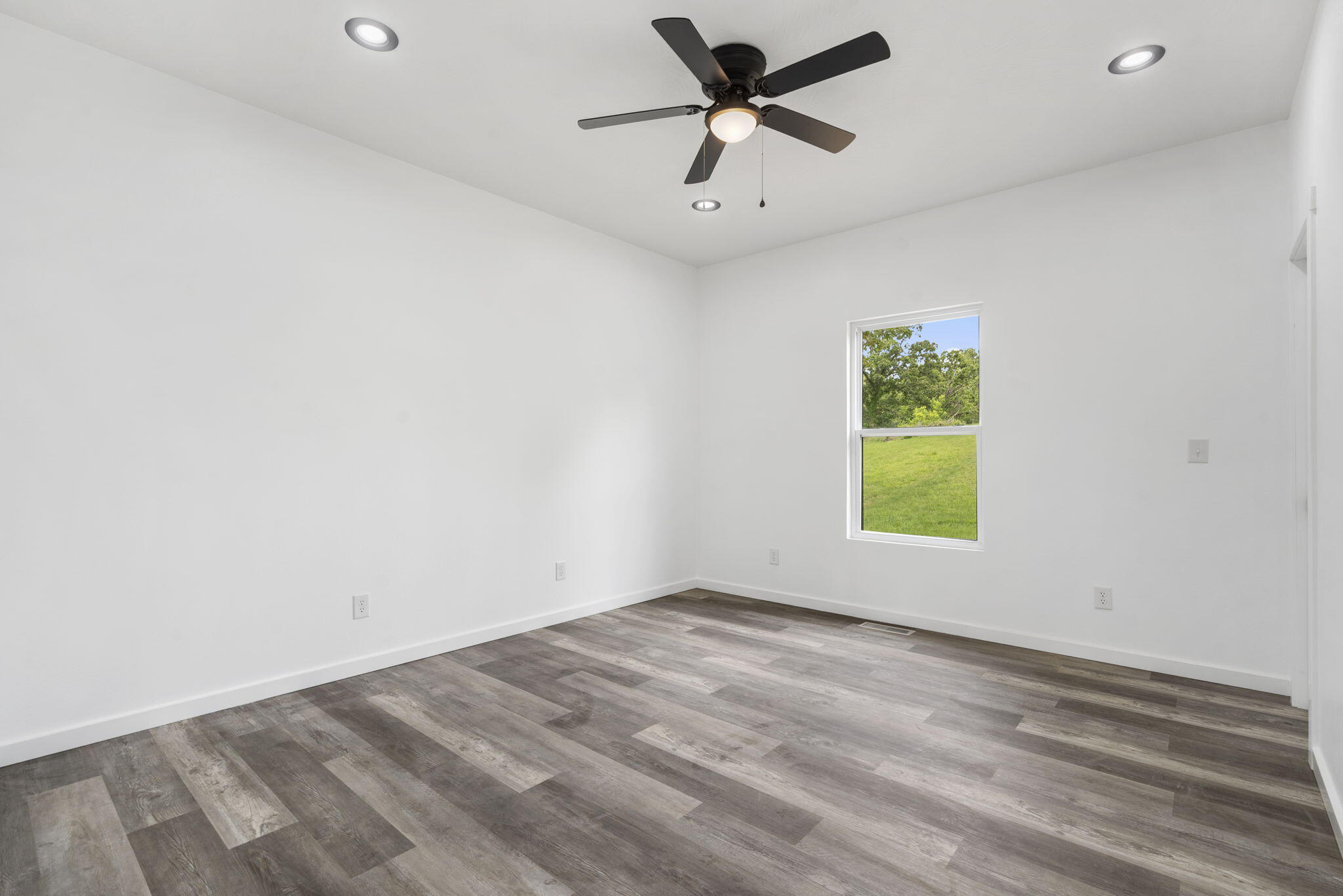 806 Iris Avenue Property Photo 4