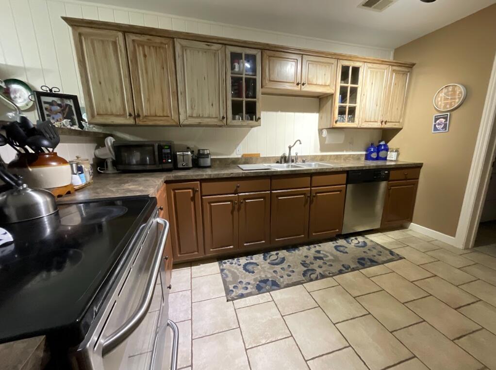 123 River Point Road Property Photo 9