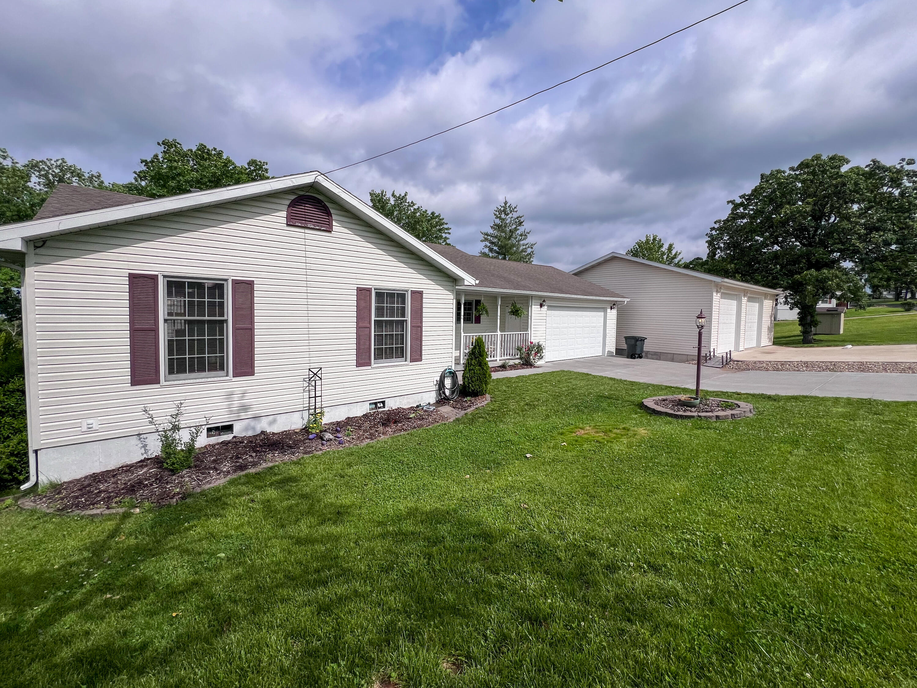 21650 Kings Loop Property Photo 3