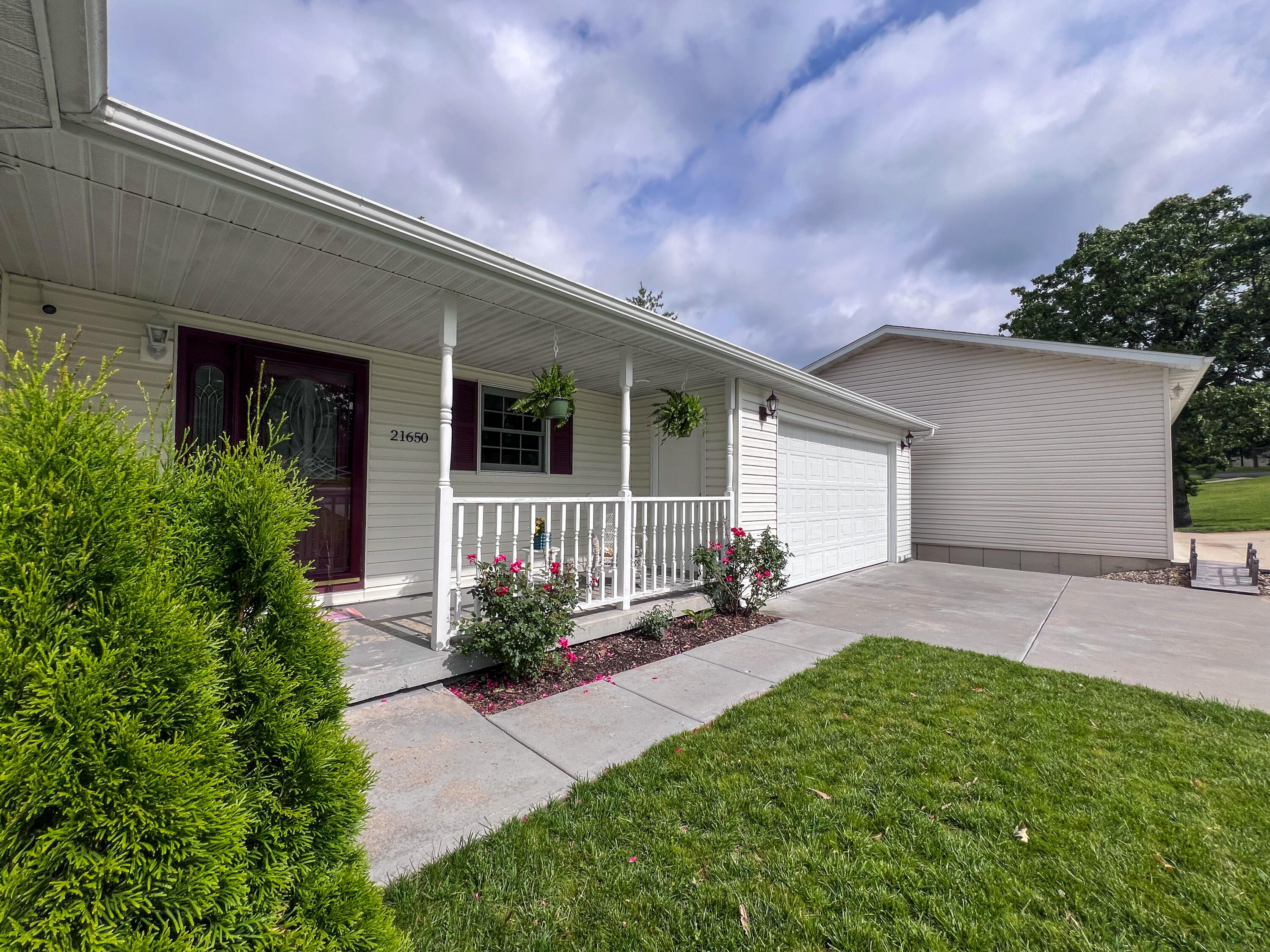 21650 Kings Loop Property Photo 4
