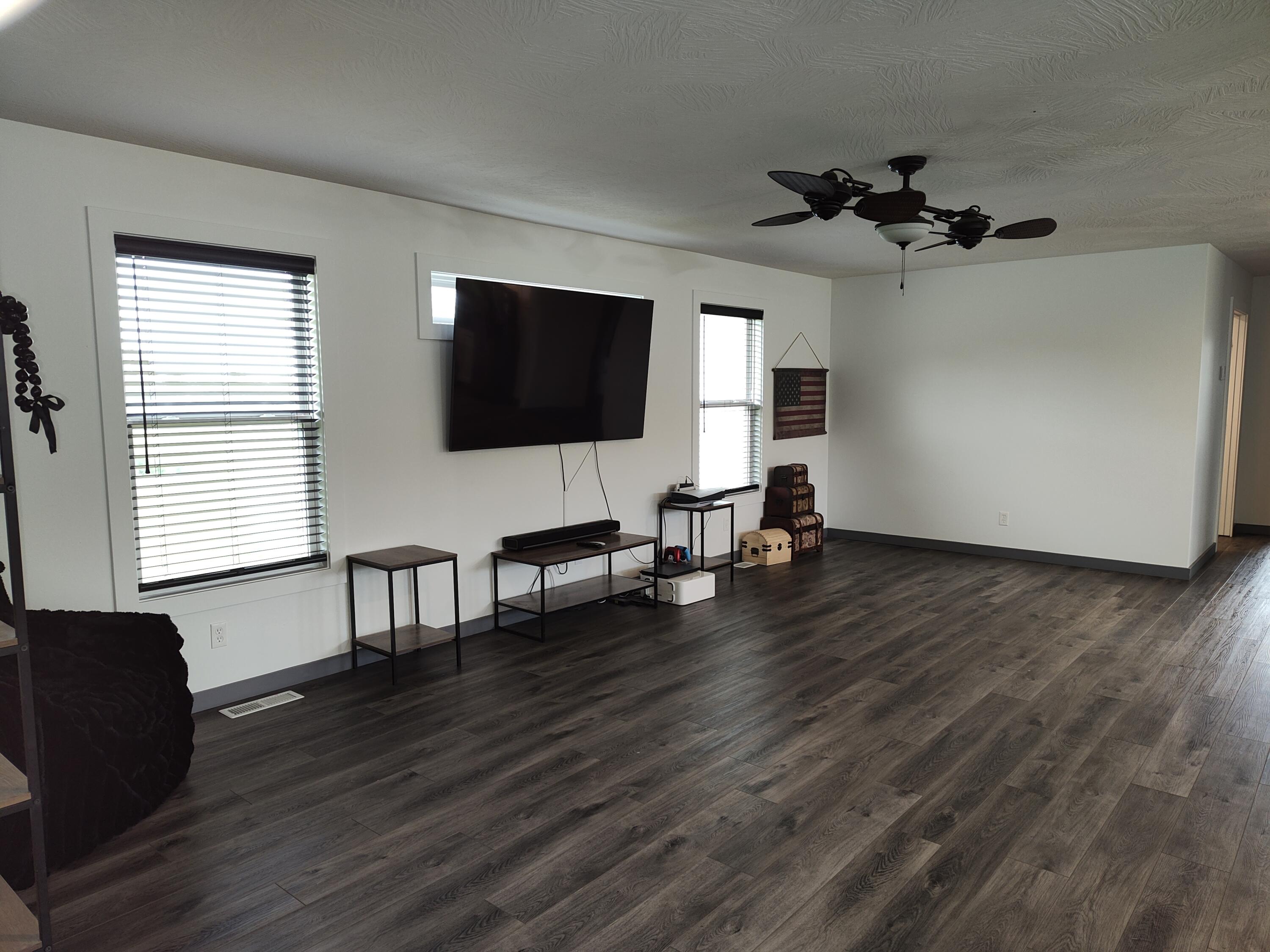 1000 West Miller Street Property Photo 9