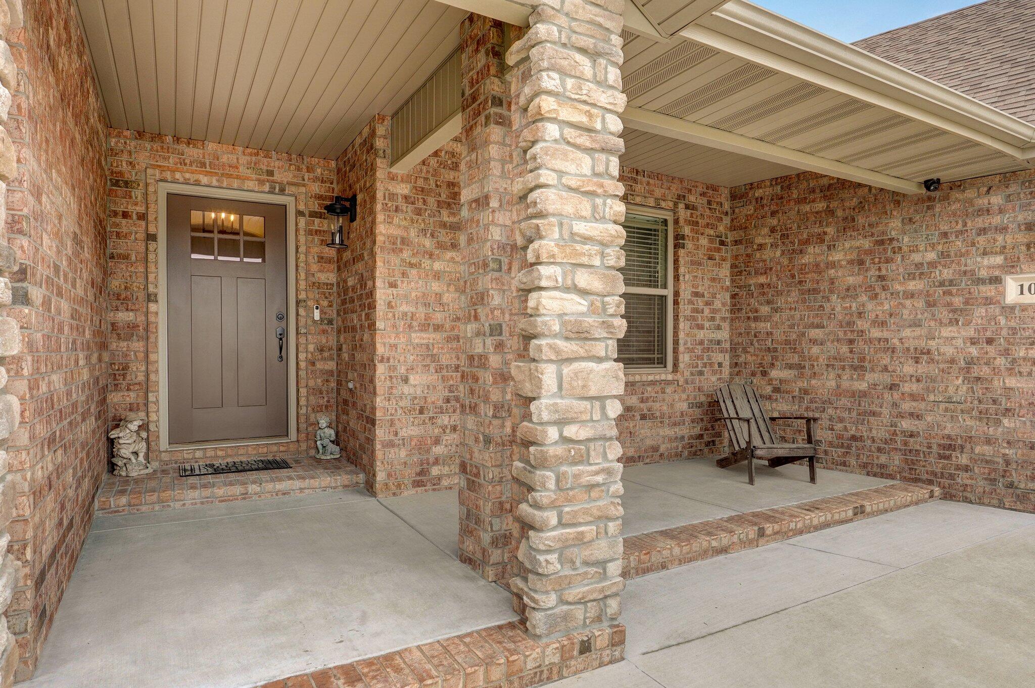 1002 East Tipperary Court Property Photo 4