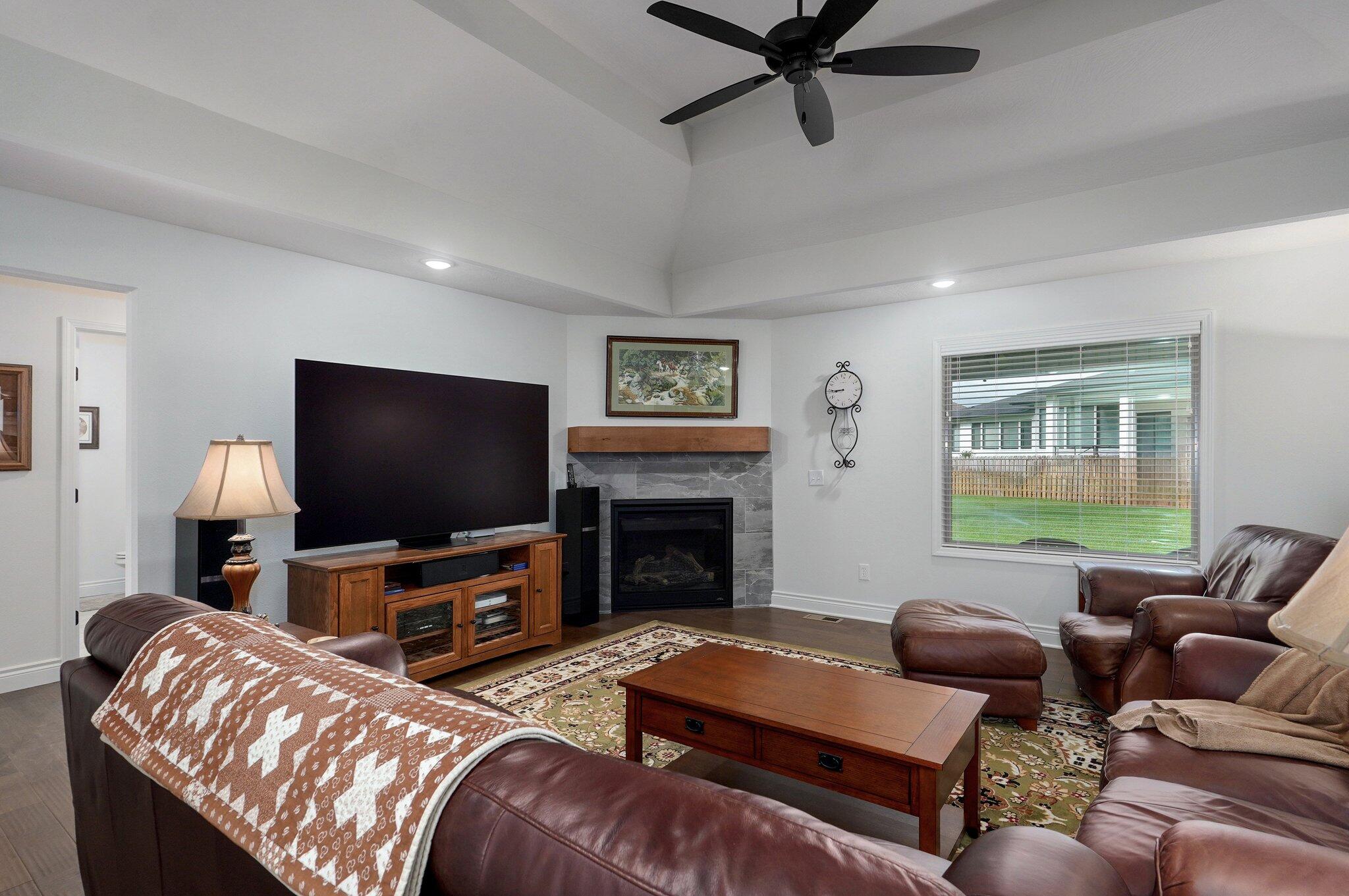 1002 East Tipperary Court Property Photo 7