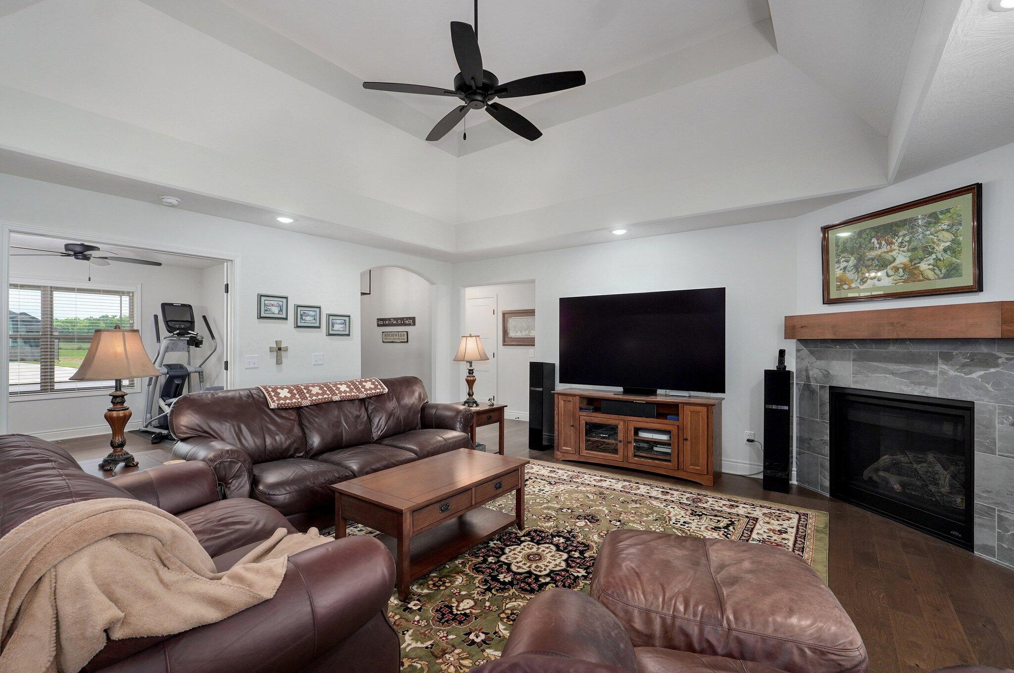 1002 East Tipperary Court Property Photo 8