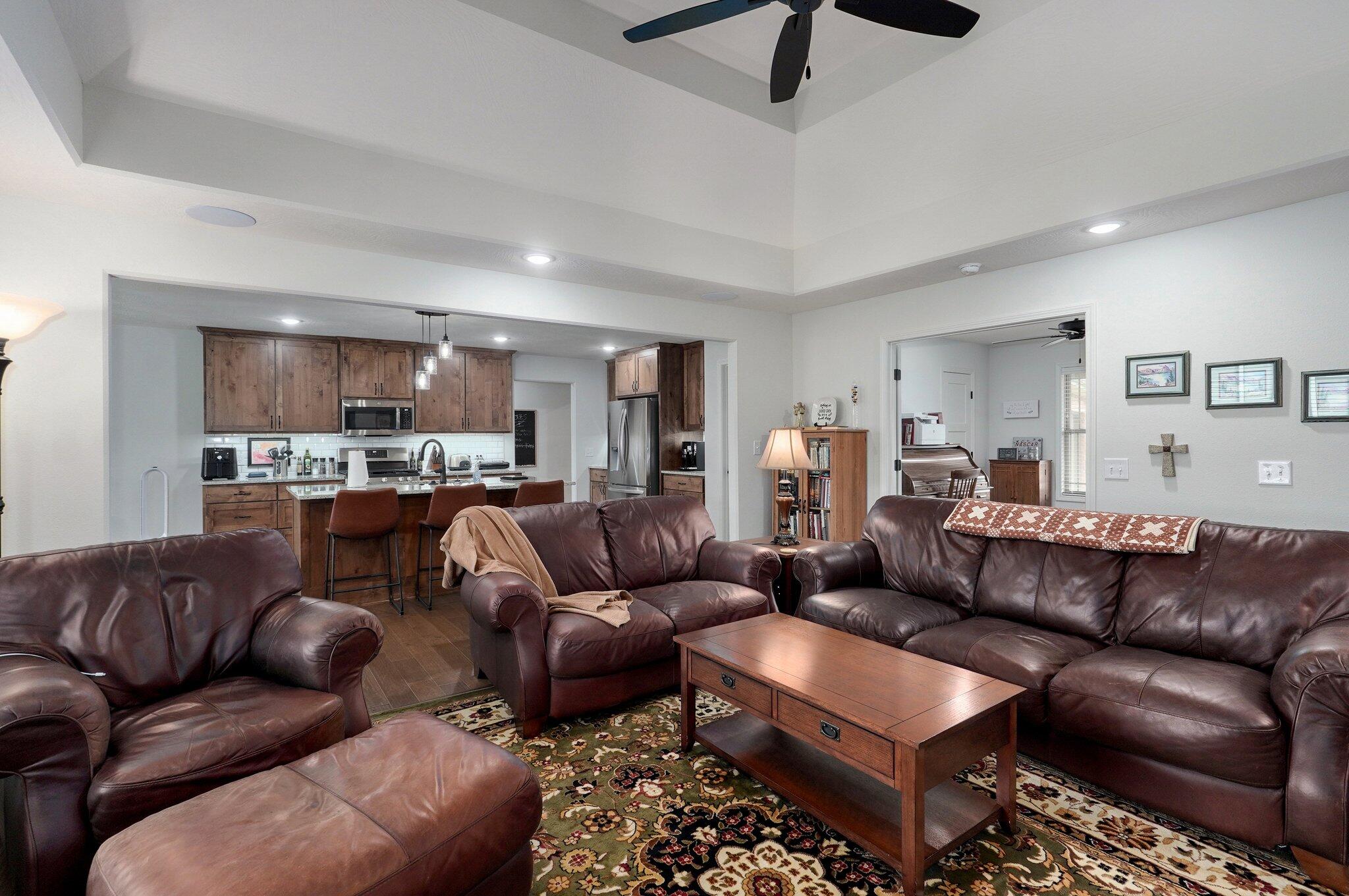 1002 East Tipperary Court Property Photo 10
