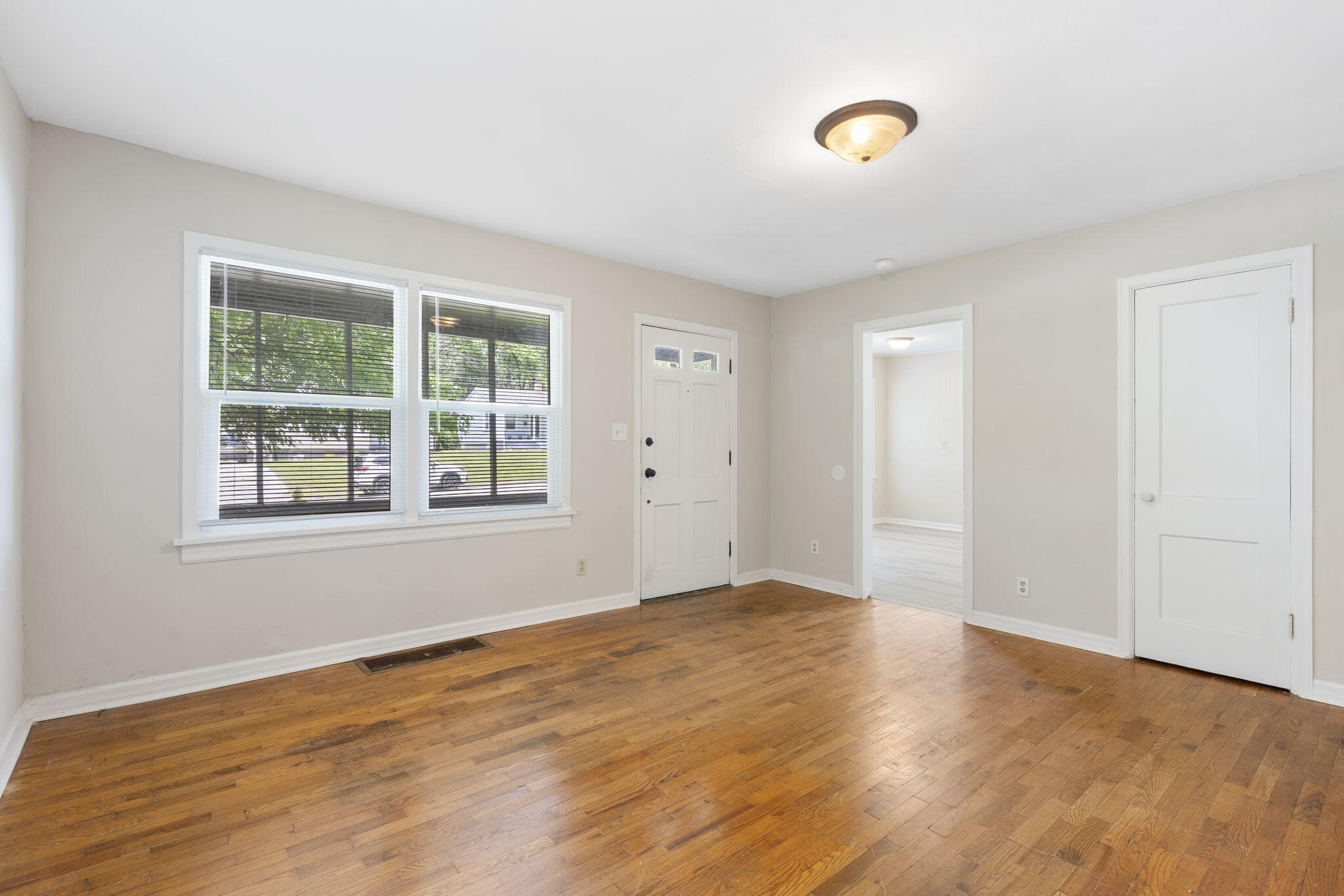 1116 West University Street Property Photo 4