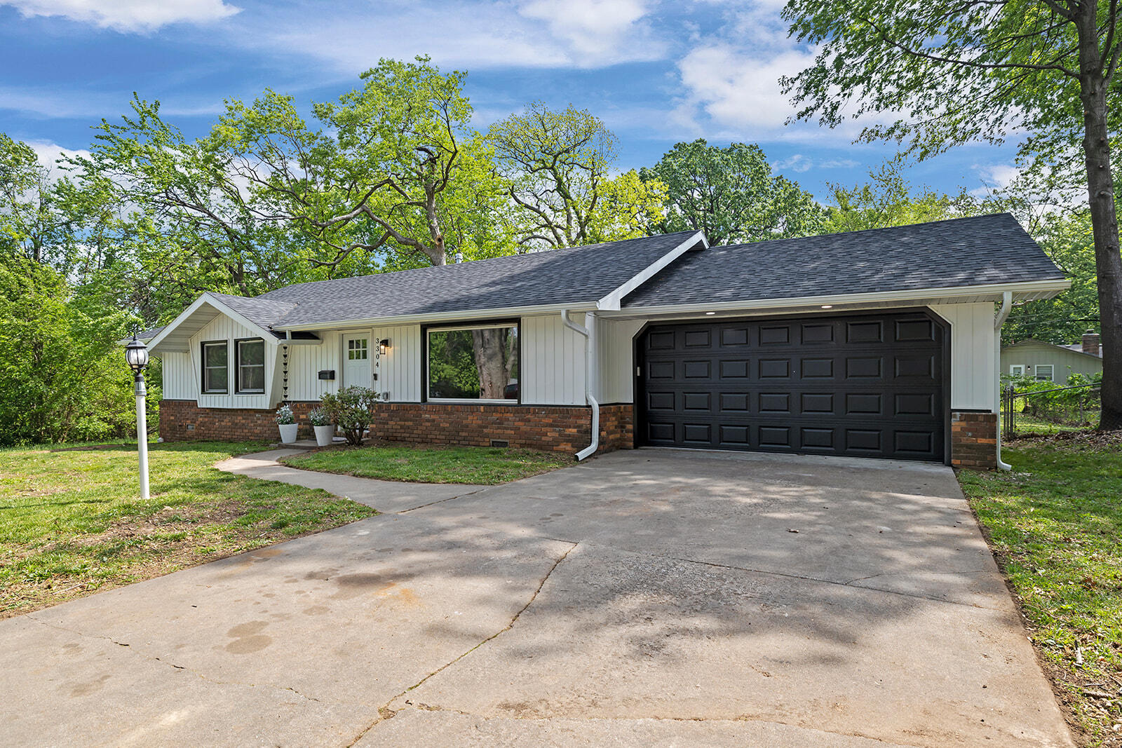 3304 South Pinehurst Avenue Property Photo 1