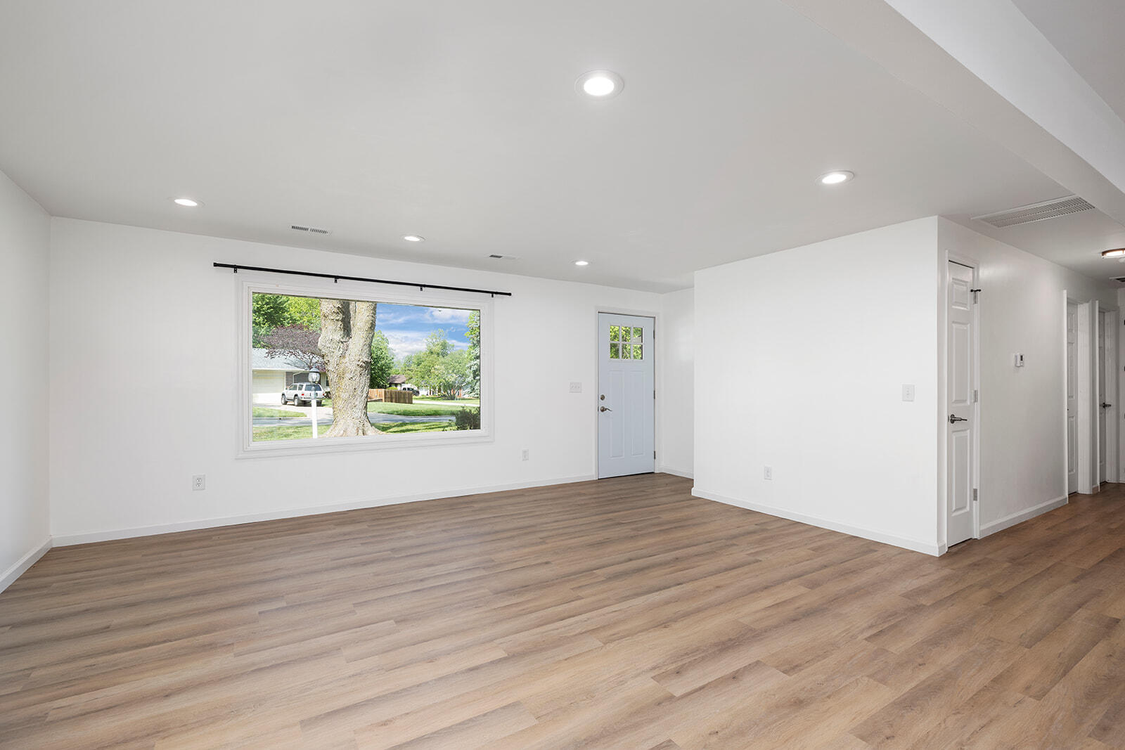 3304 South Pinehurst Avenue Property Photo 6