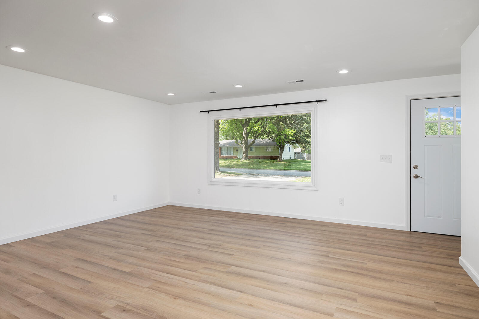 3304 South Pinehurst Avenue Property Photo 7