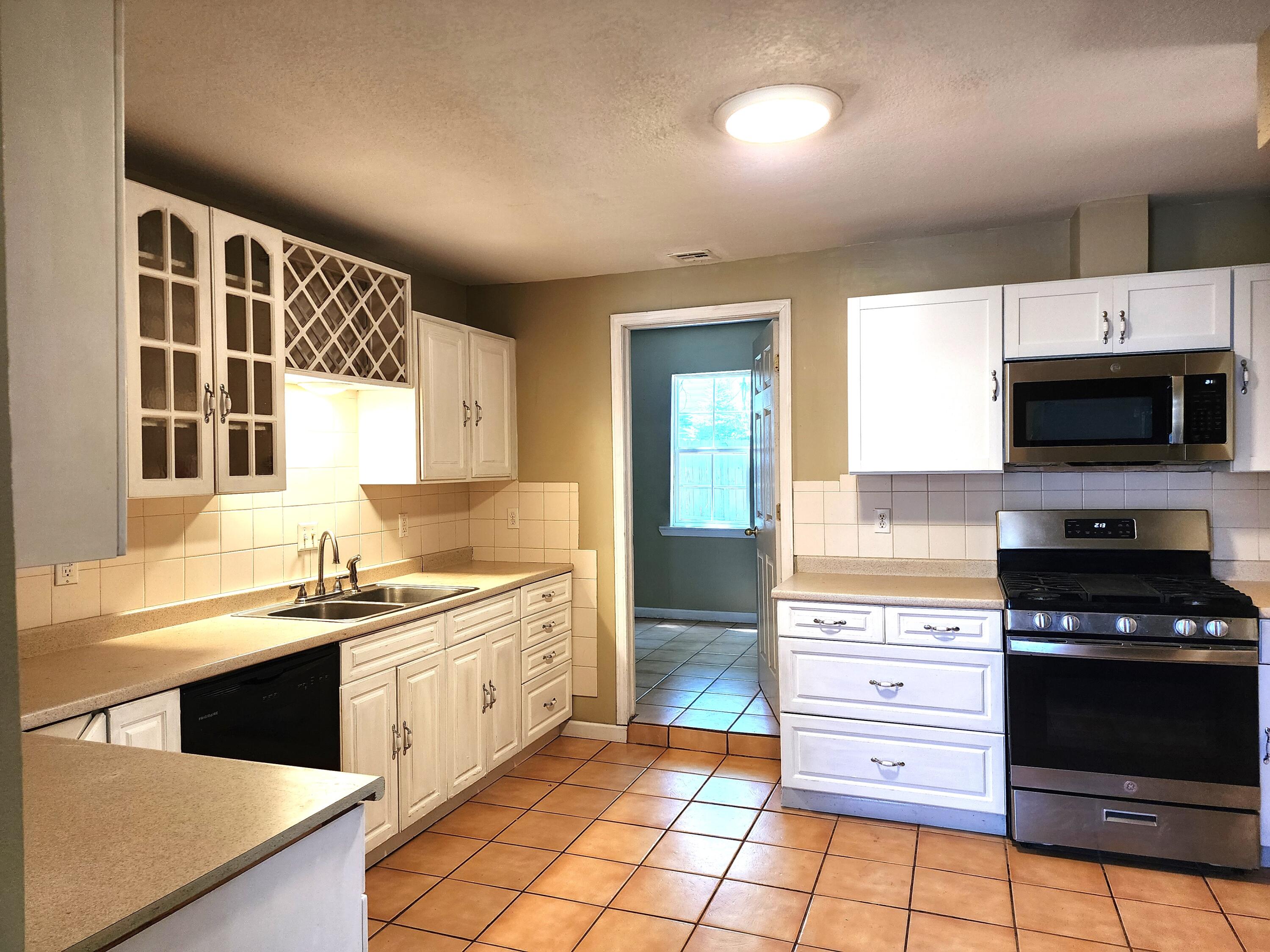 715 Lincoln St. Property Photo 3