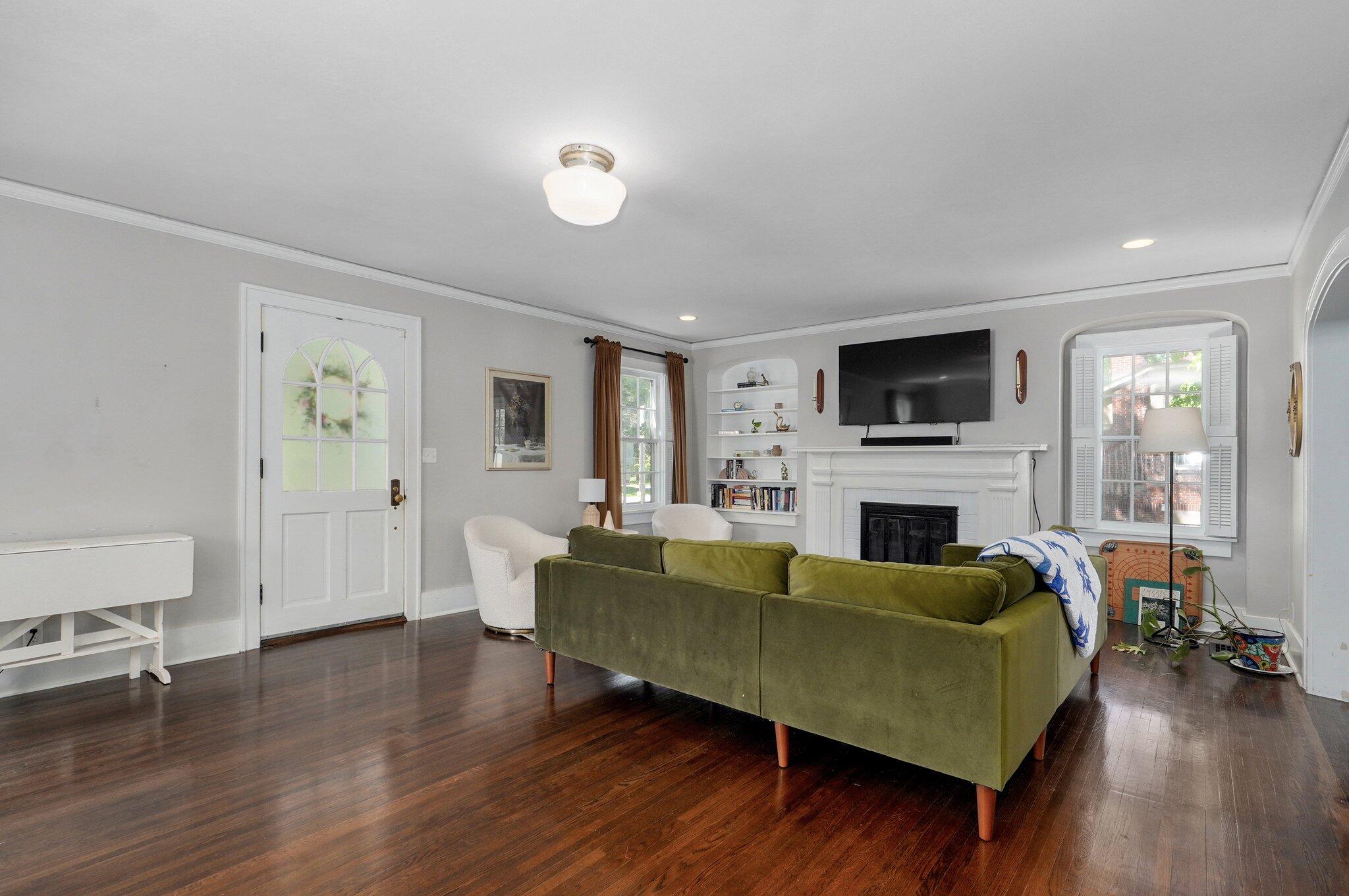 1501 East Walnut Street Property Photo 9