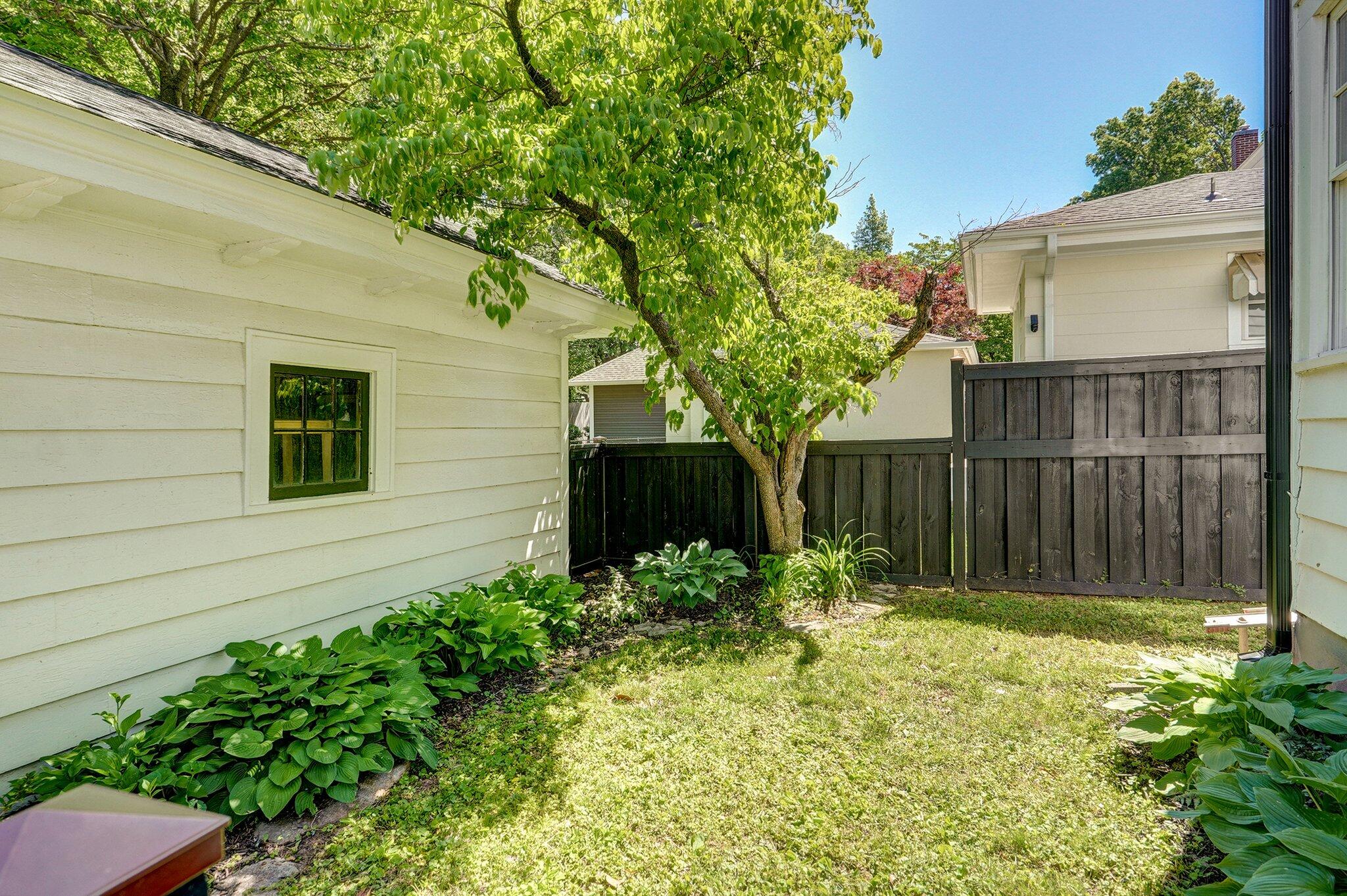 1501 East Walnut Street Property Photo 32