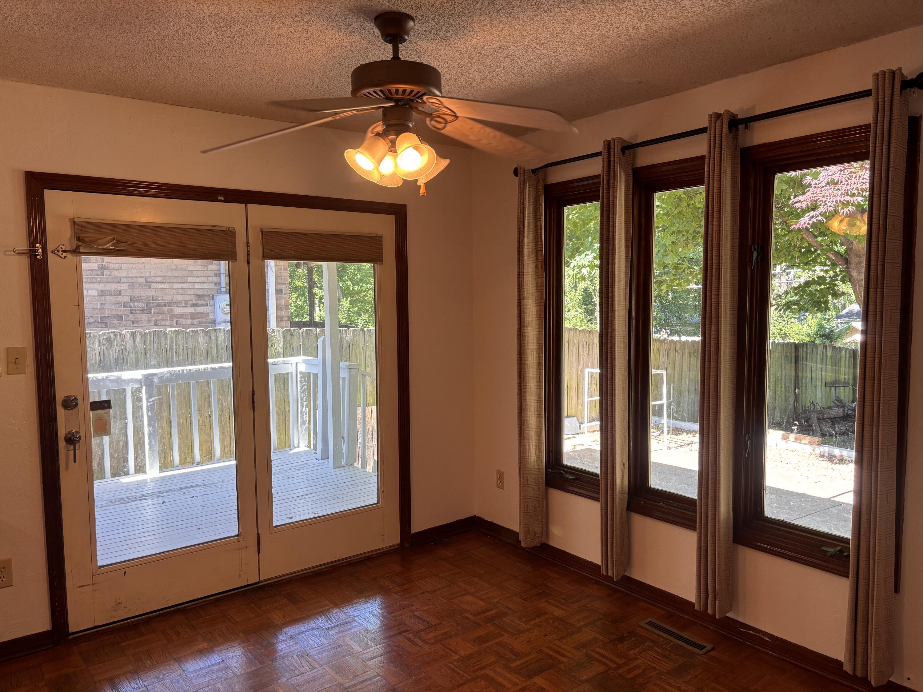 3055 South Oak Avenue Property Photo 9