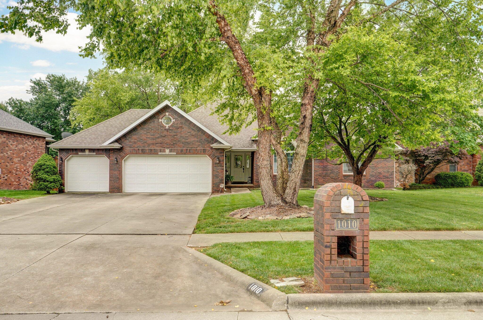1010 East Lakewood Street Property Photo 2