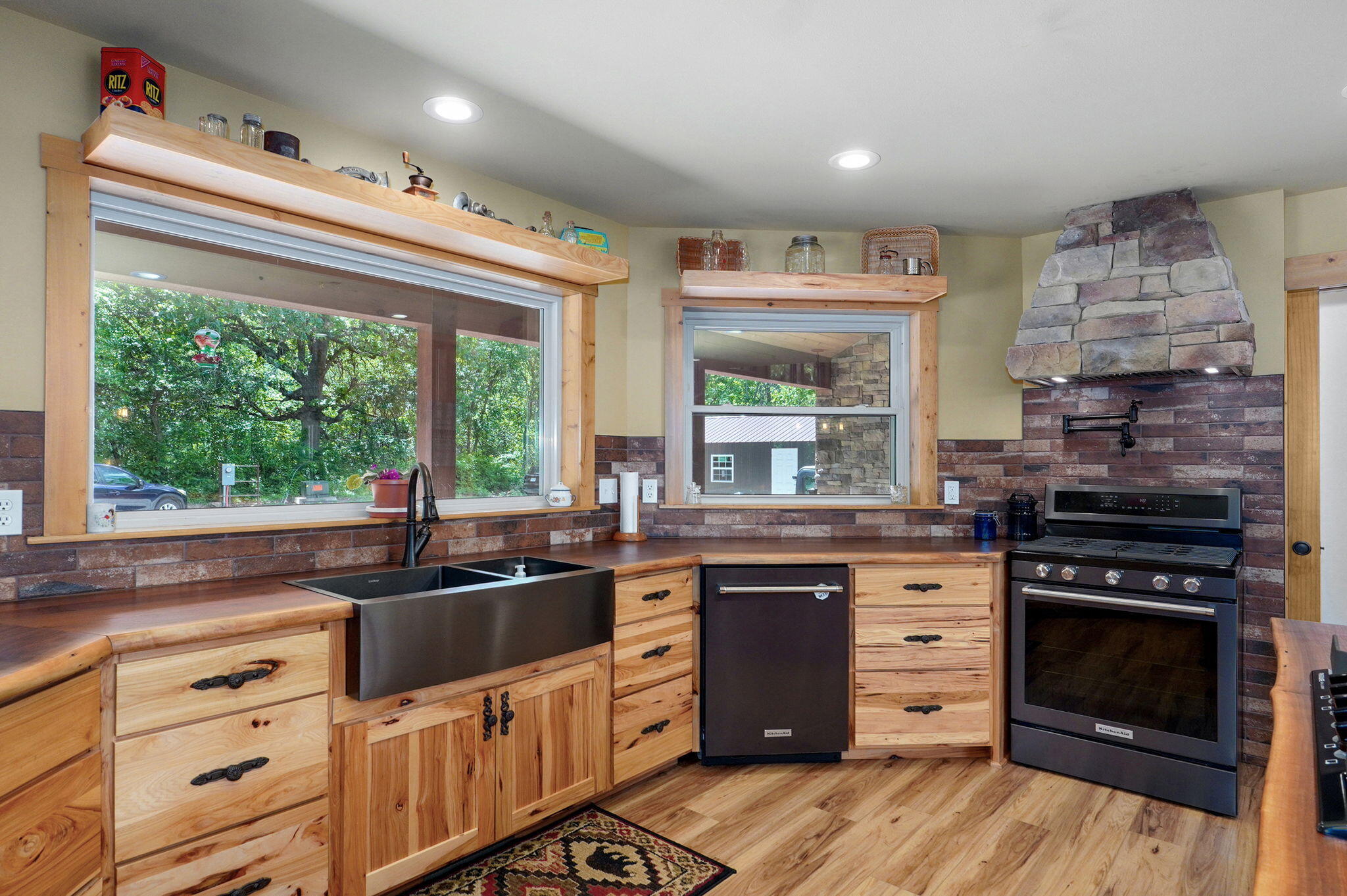 8403 Lawrence 1040 Property Photo 16