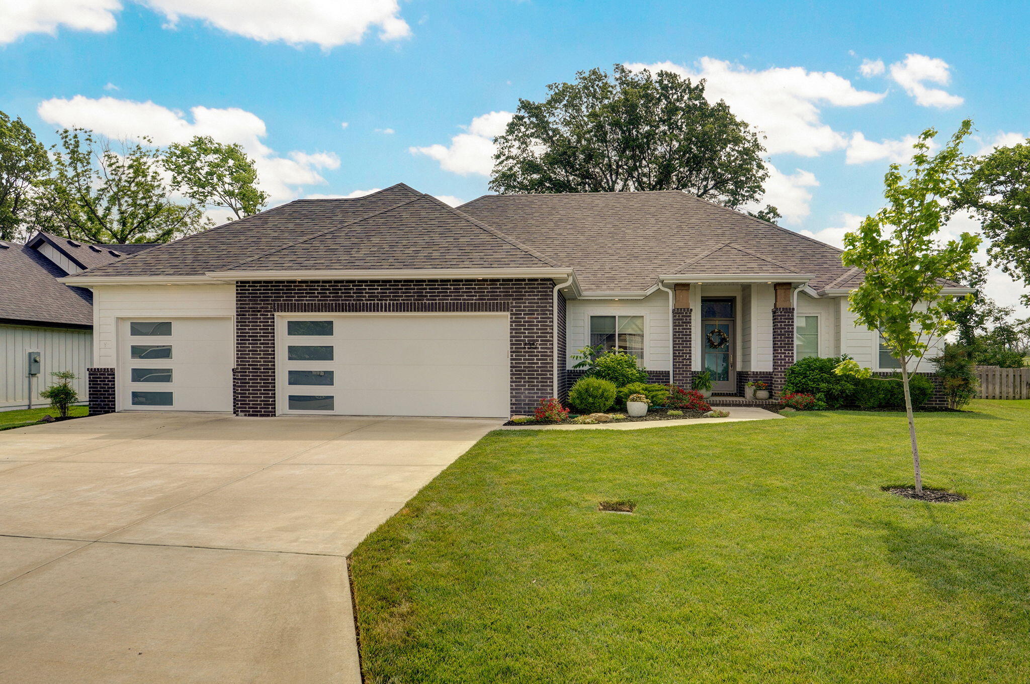 735 North Fox Hill Circle Property Photo 1