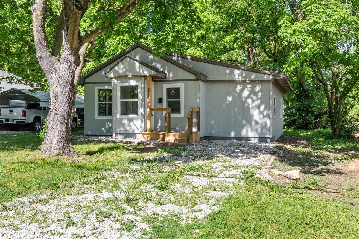 741 North Warren Avenue Property Photo 1