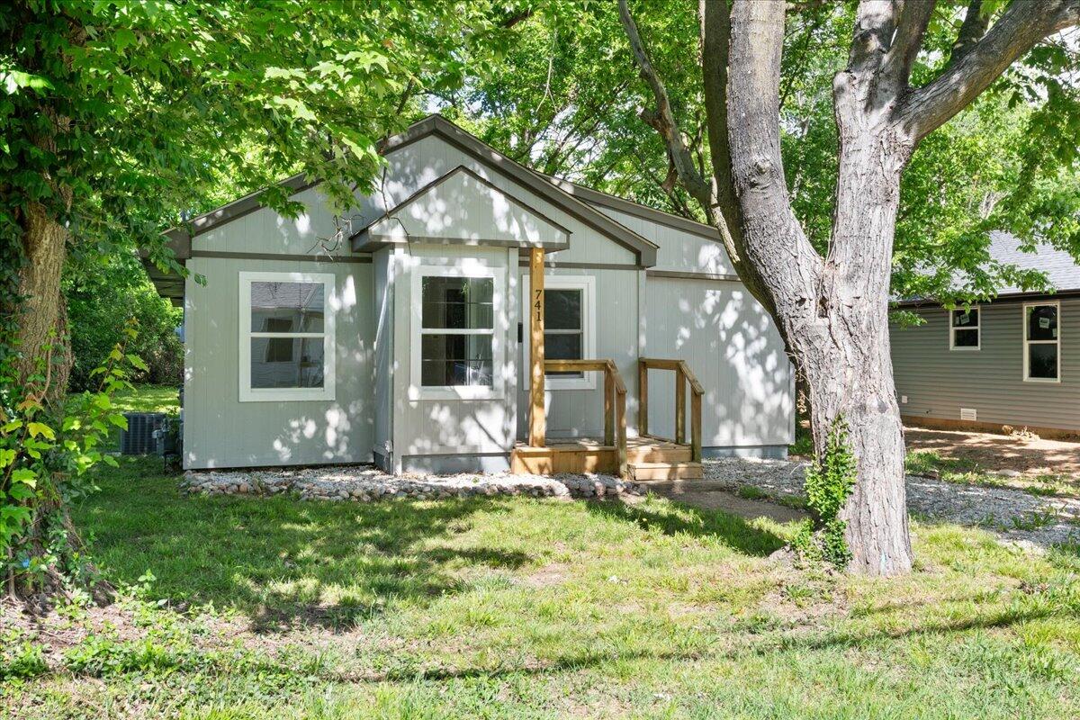 741 North Warren Avenue Property Photo 2