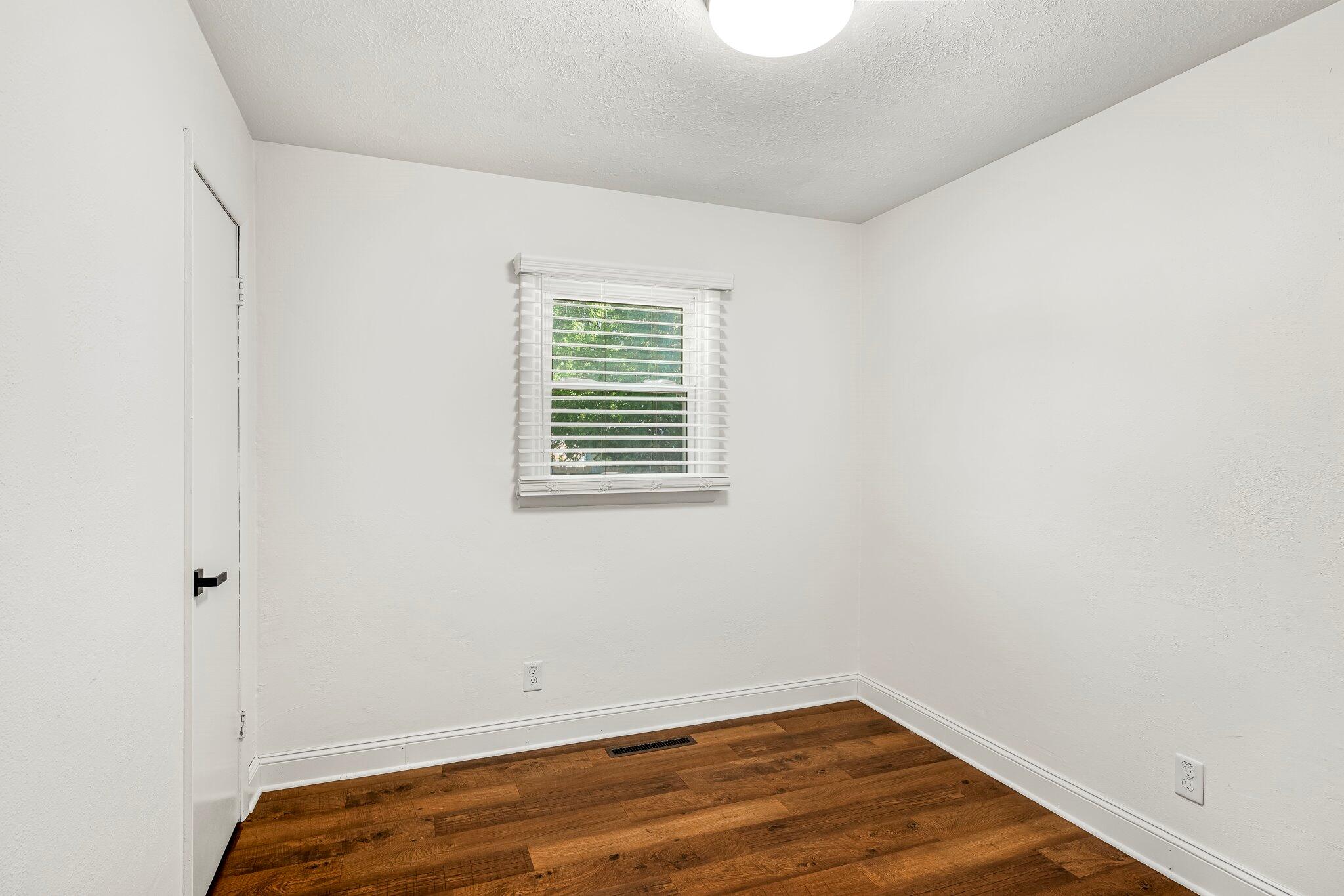 332 East Silsby Street Property Photo 23