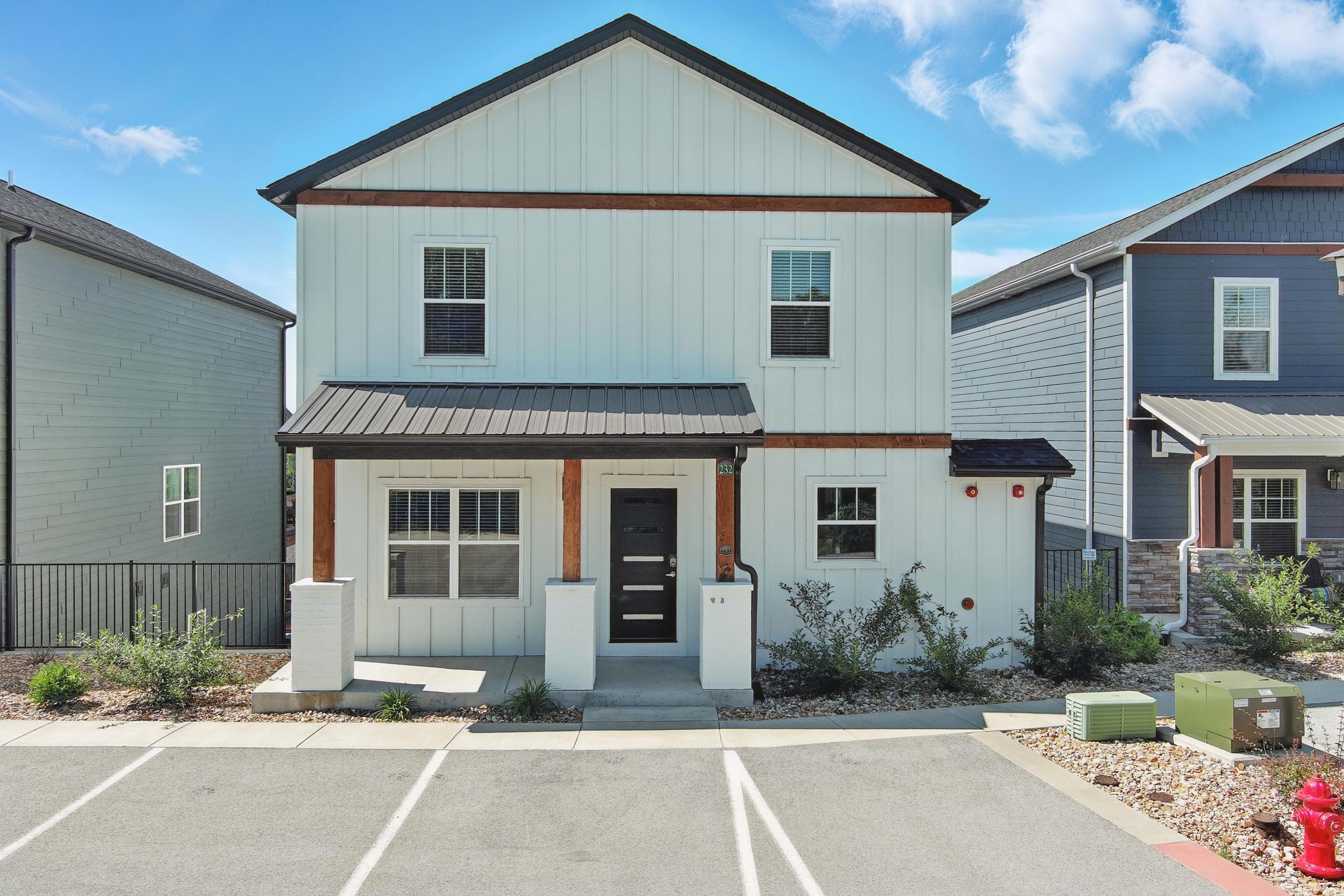 232 Chateau Mountain Hilltop Way Property Photo 2