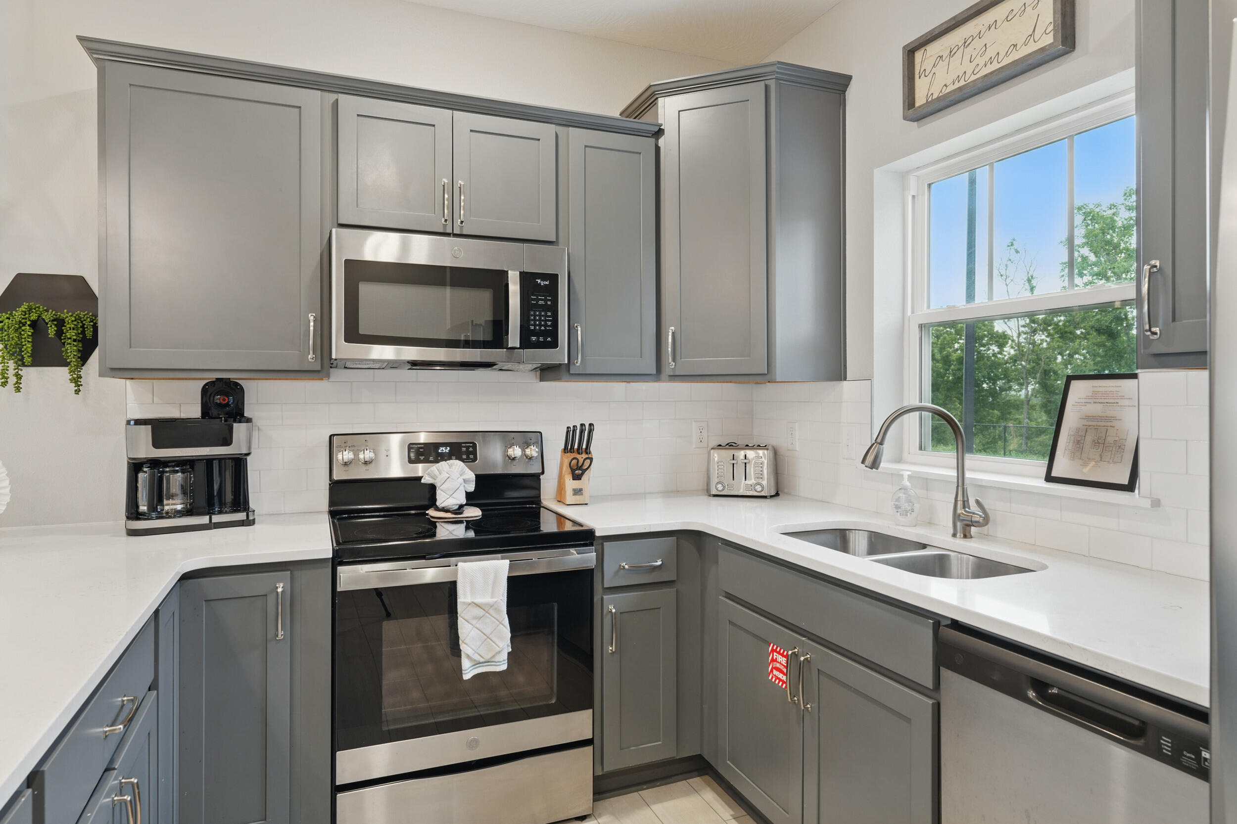 232 Chateau Mountain Hilltop Way Property Photo 8