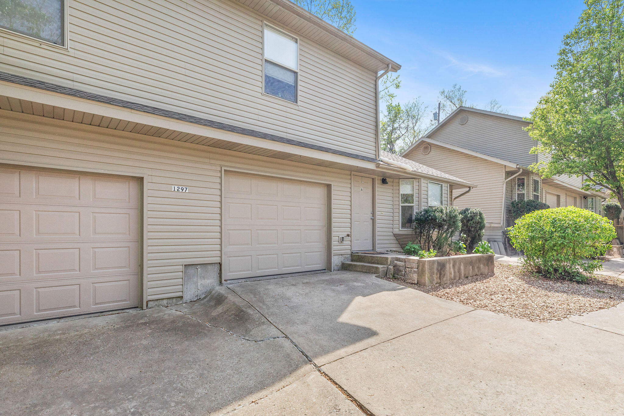 1297 Hillcrest Place Property Photo 2