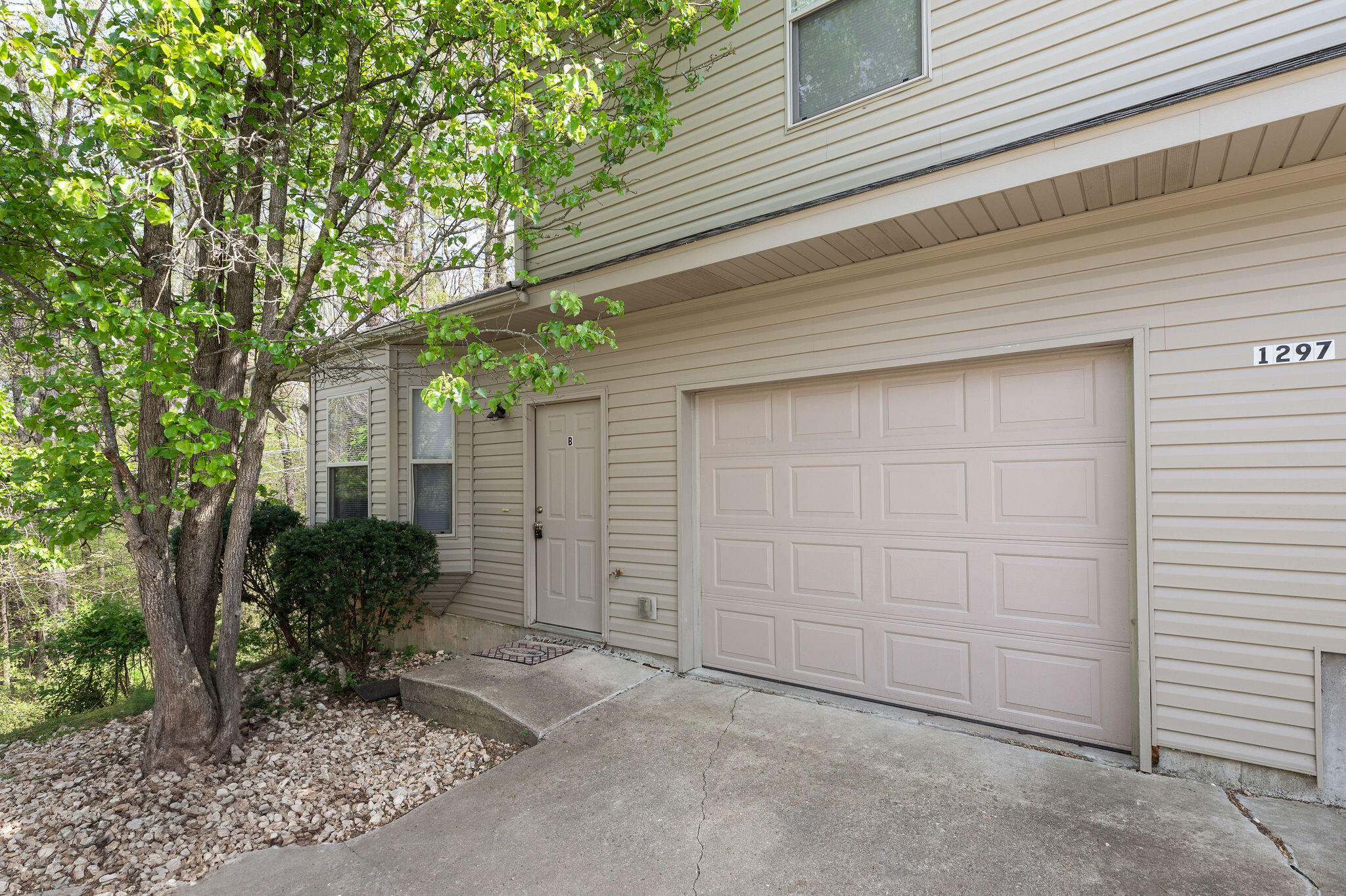 1297 Hillcrest Place Property Photo 3