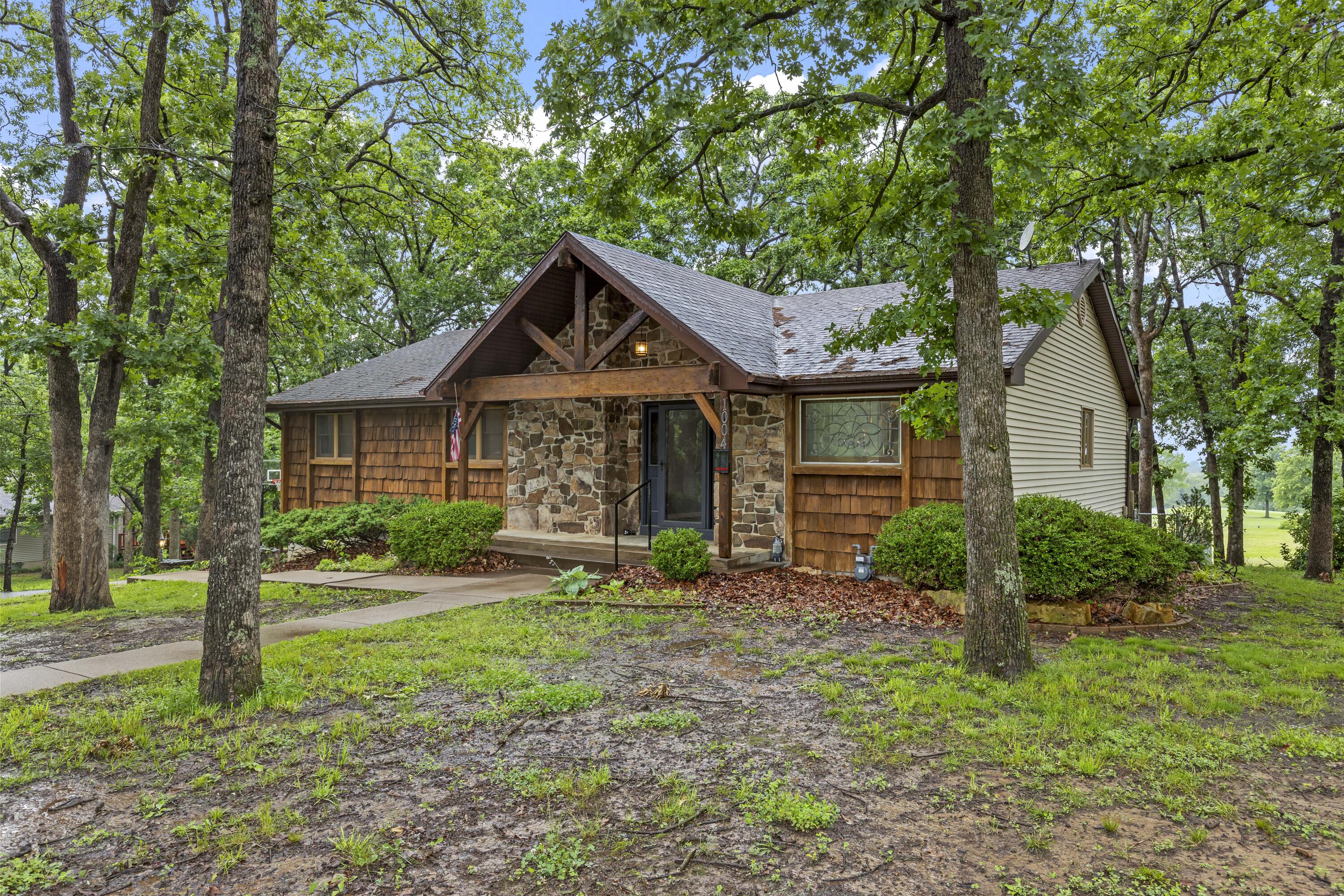 1004 White Oak Property Photo 1