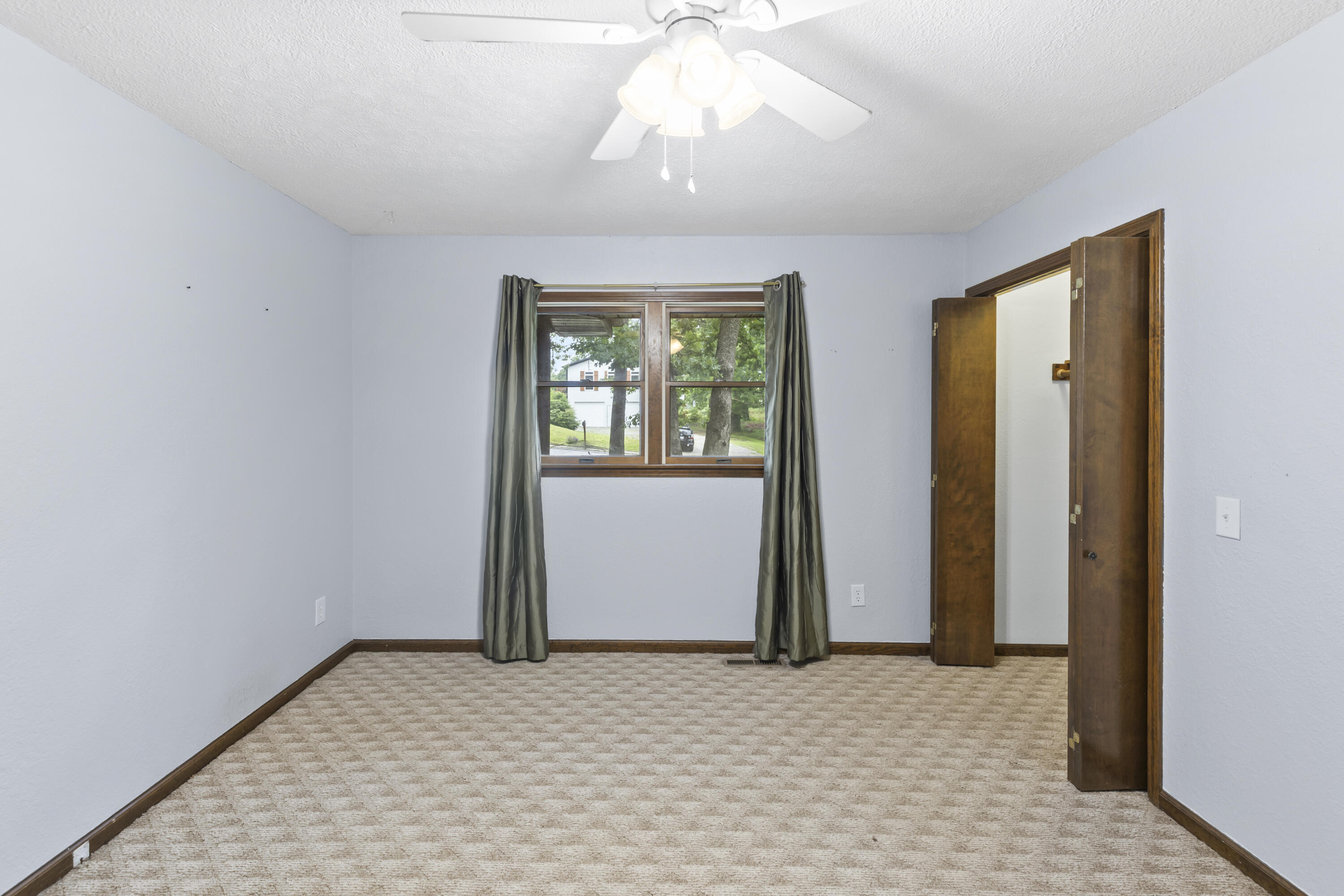1004 White Oak Property Photo 27