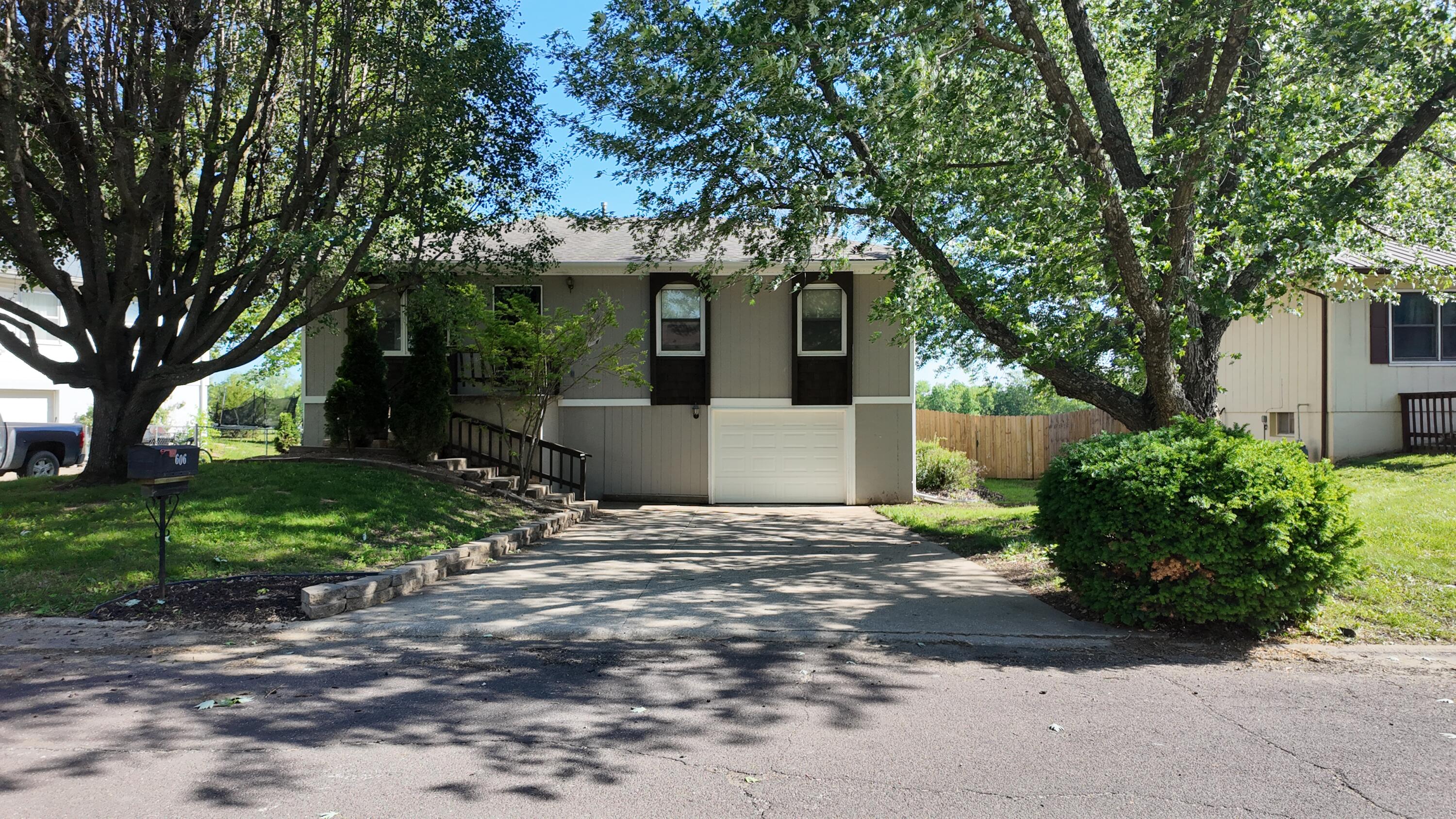 606 W Clover Drive Property Photo 1