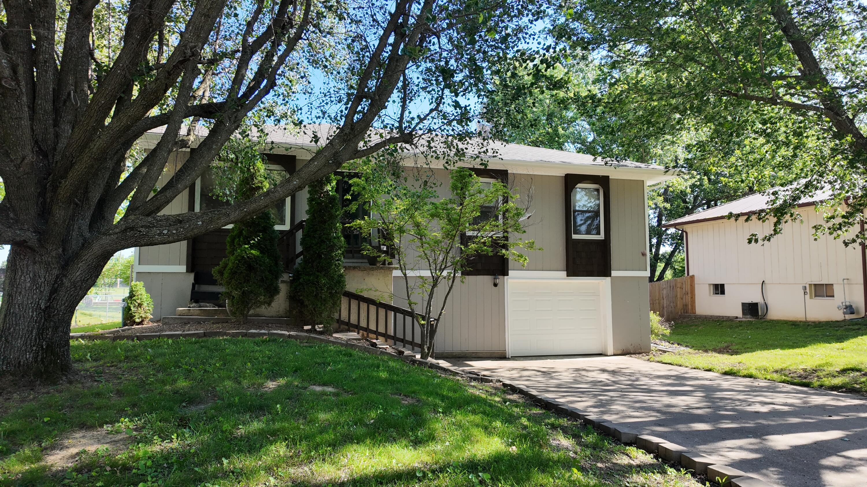 606 W Clover Drive Property Photo 2