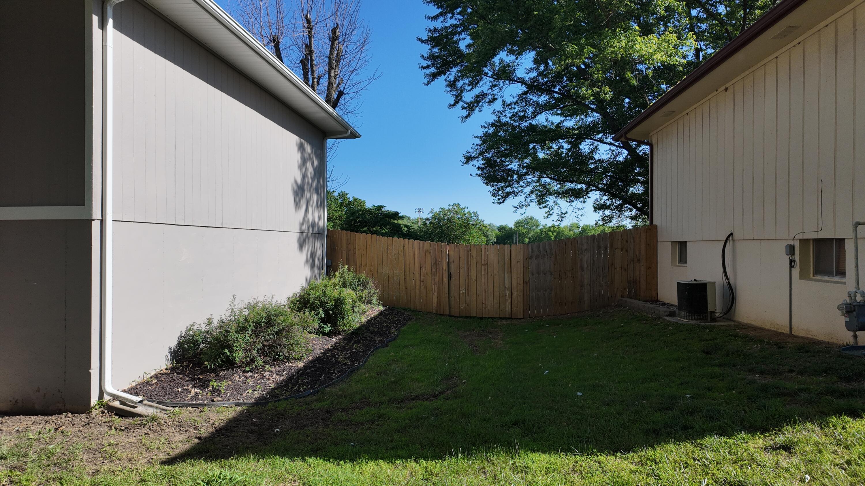 606 W Clover Drive Property Photo 3